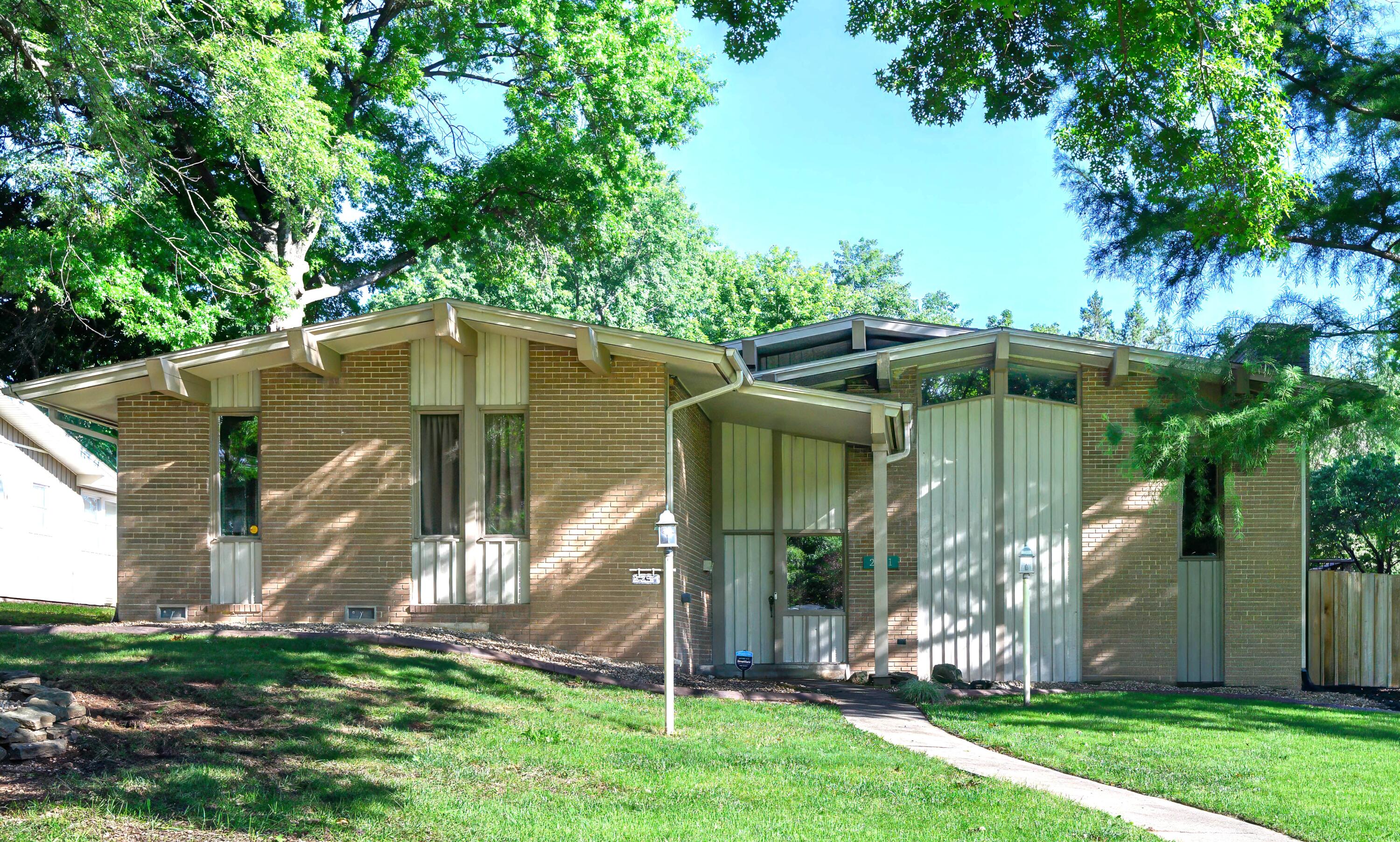 2291 E Mirabeau Street, Springfield MO 65804