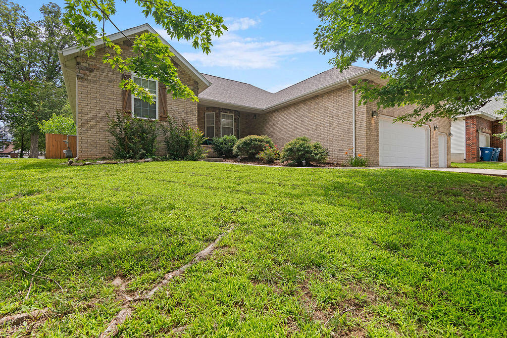 3296 N Eakins Avenue, Springfield MO 65803