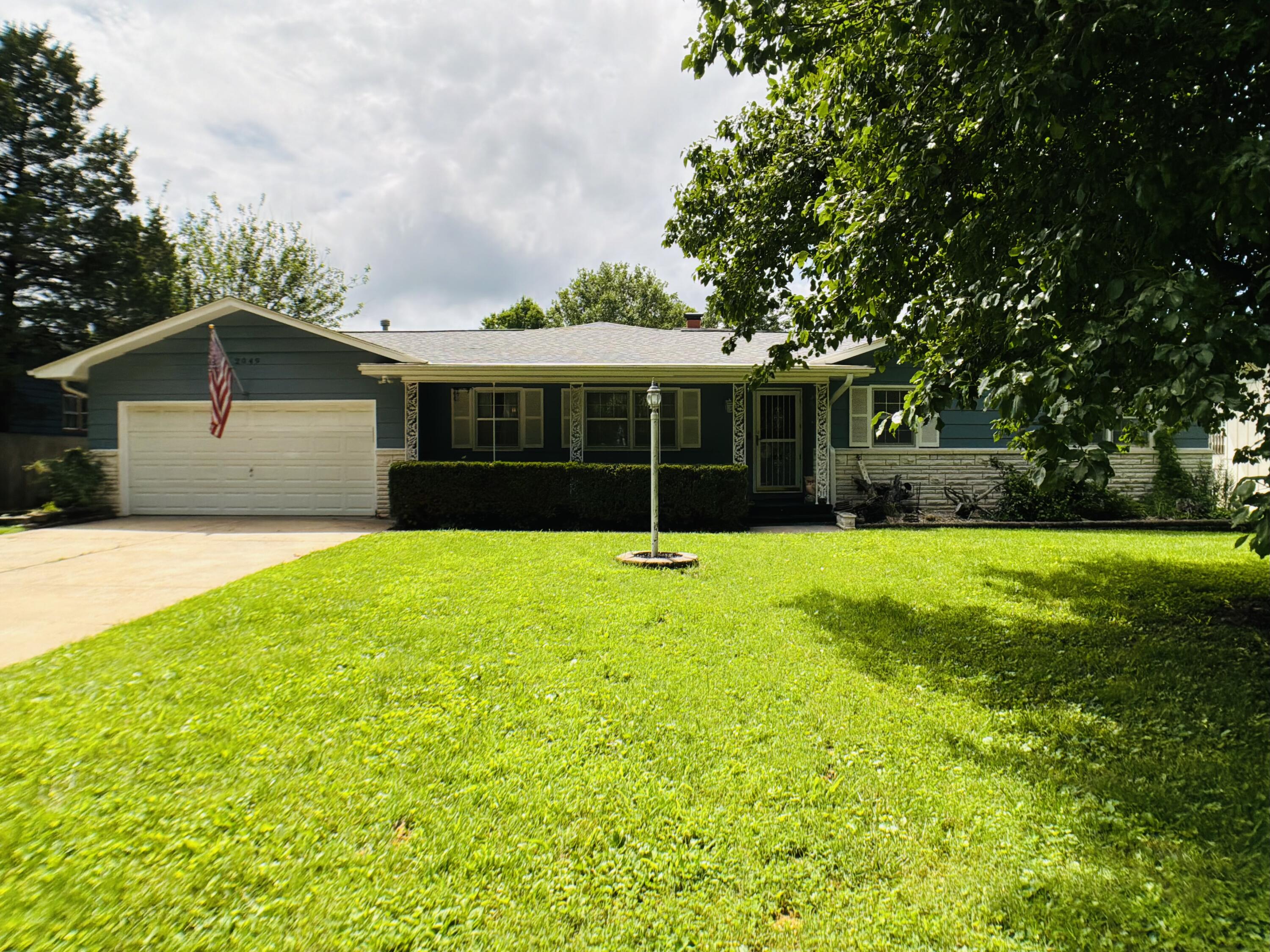 2049 S Brighton Drive, Springfield MO 65804