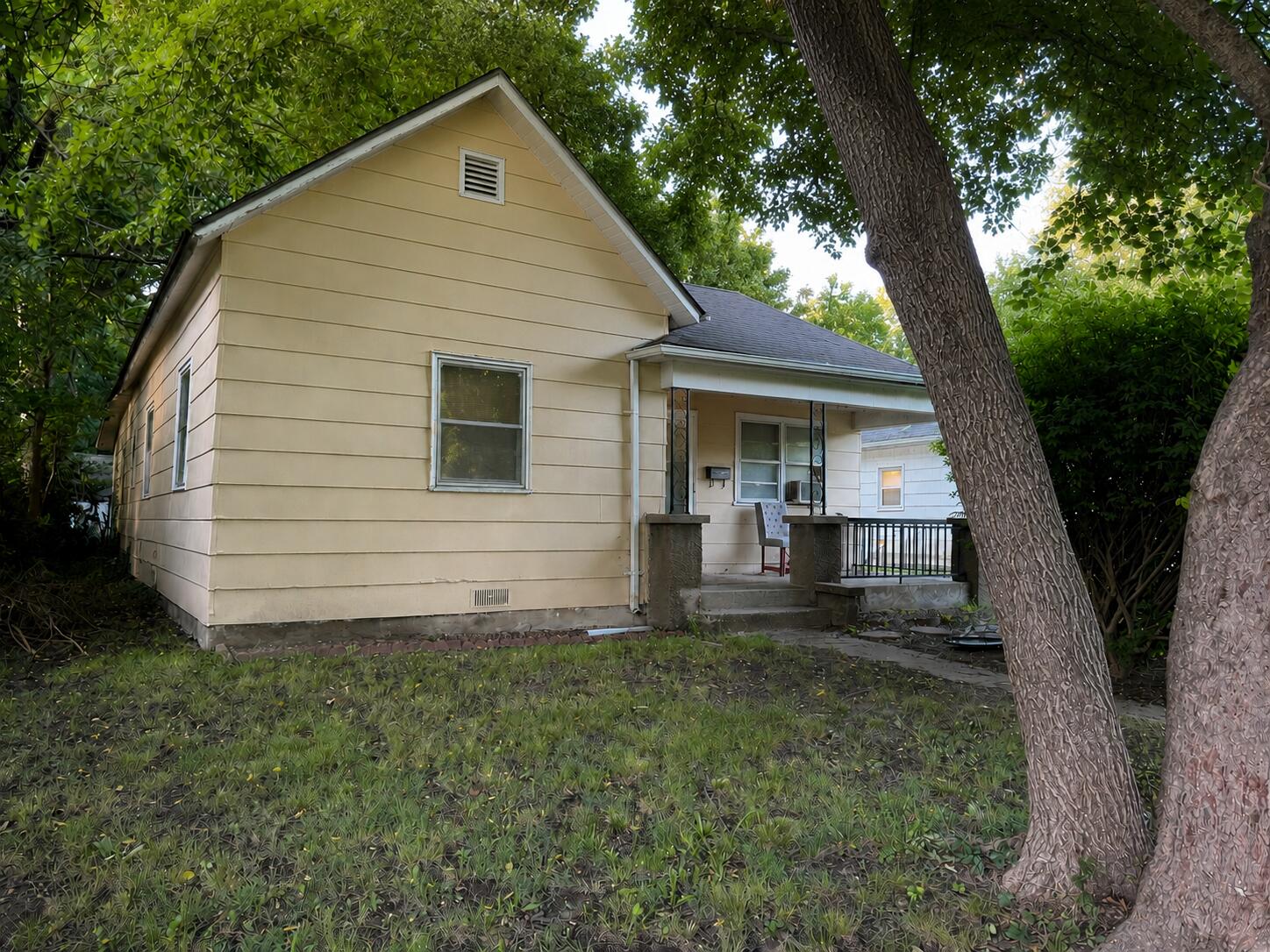 1049 E Pacific Street, Springfield MO 65803