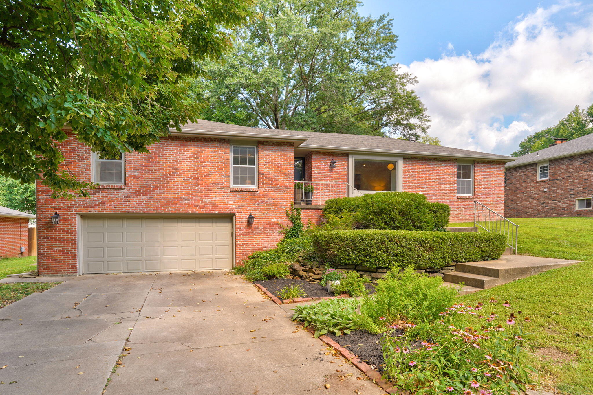 2904 S Brentmoor Avenue, Springfield MO 65804
