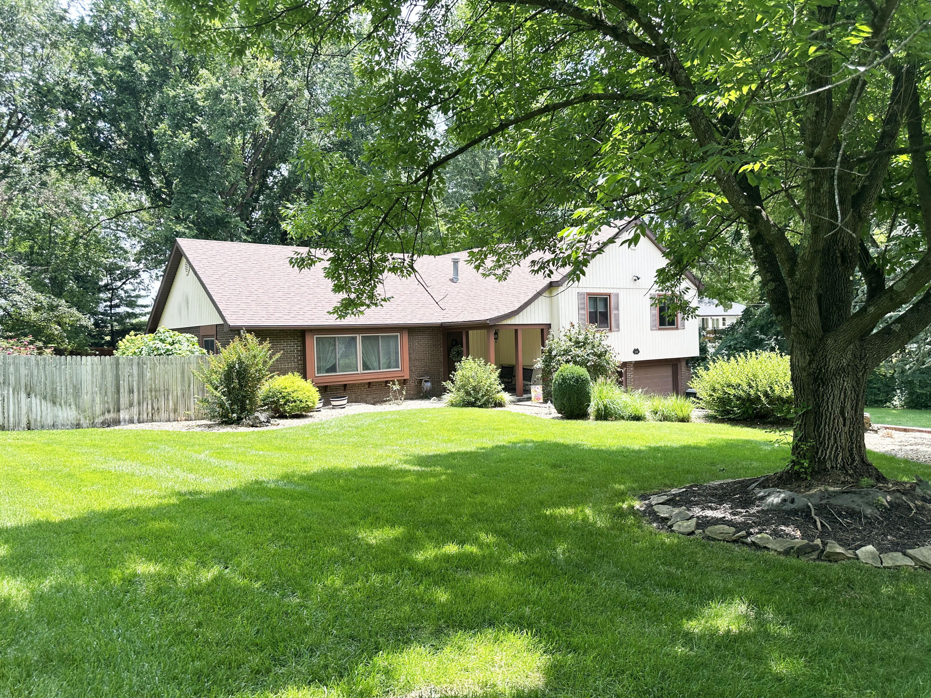 2550 E Sparkleberry Lane, Springfield MO 65804