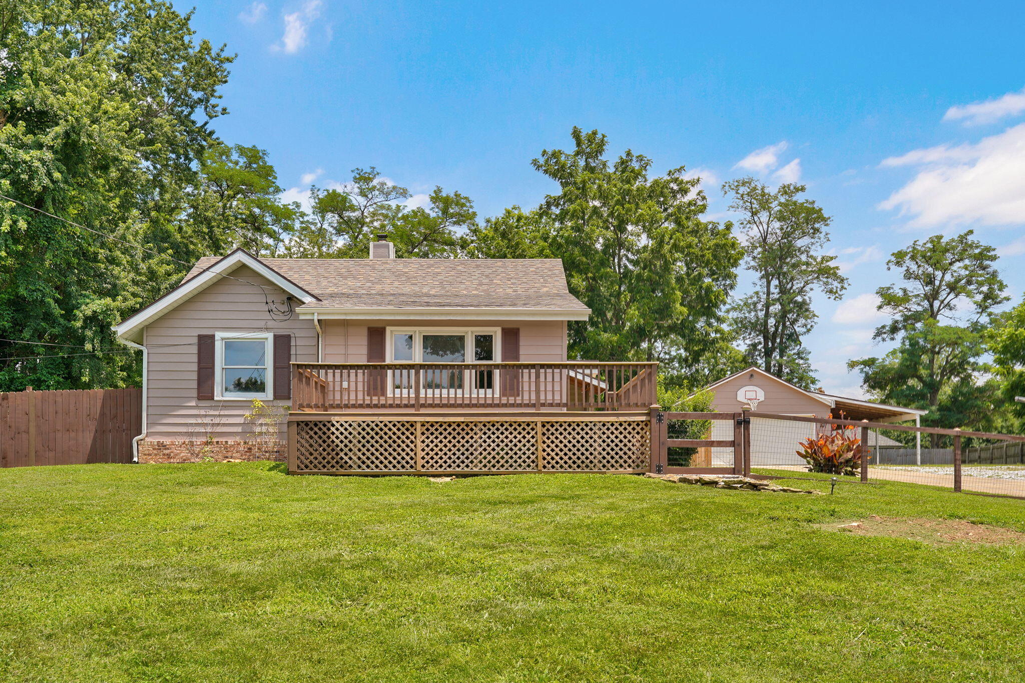 6028 S Roanoke Avenue, Springfield MO 65810