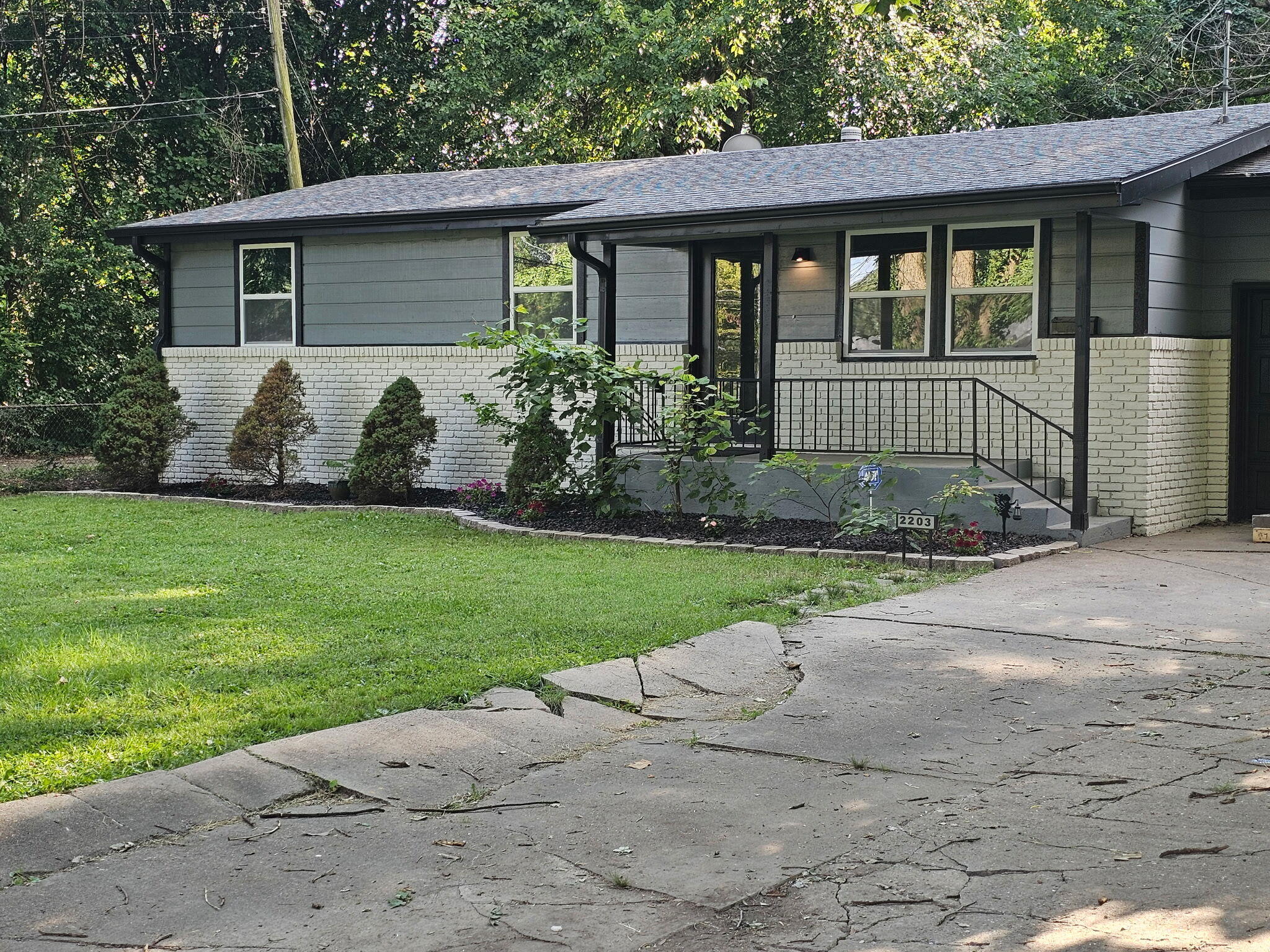 2203 N Kentwood Avenue, Springfield MO 65803