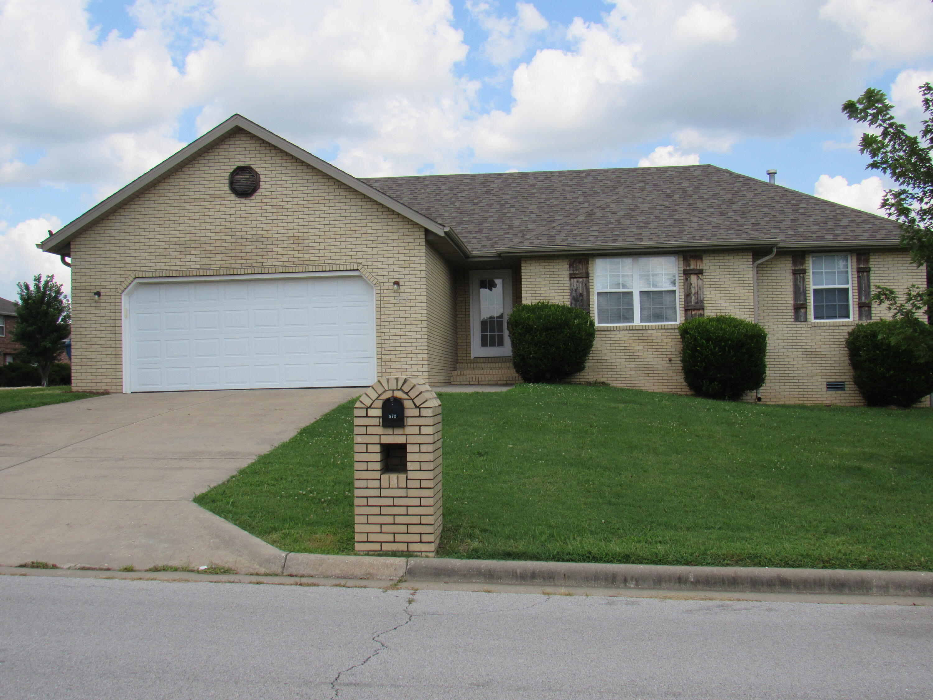572 S Carriage Crossing, Nixa MO 65714