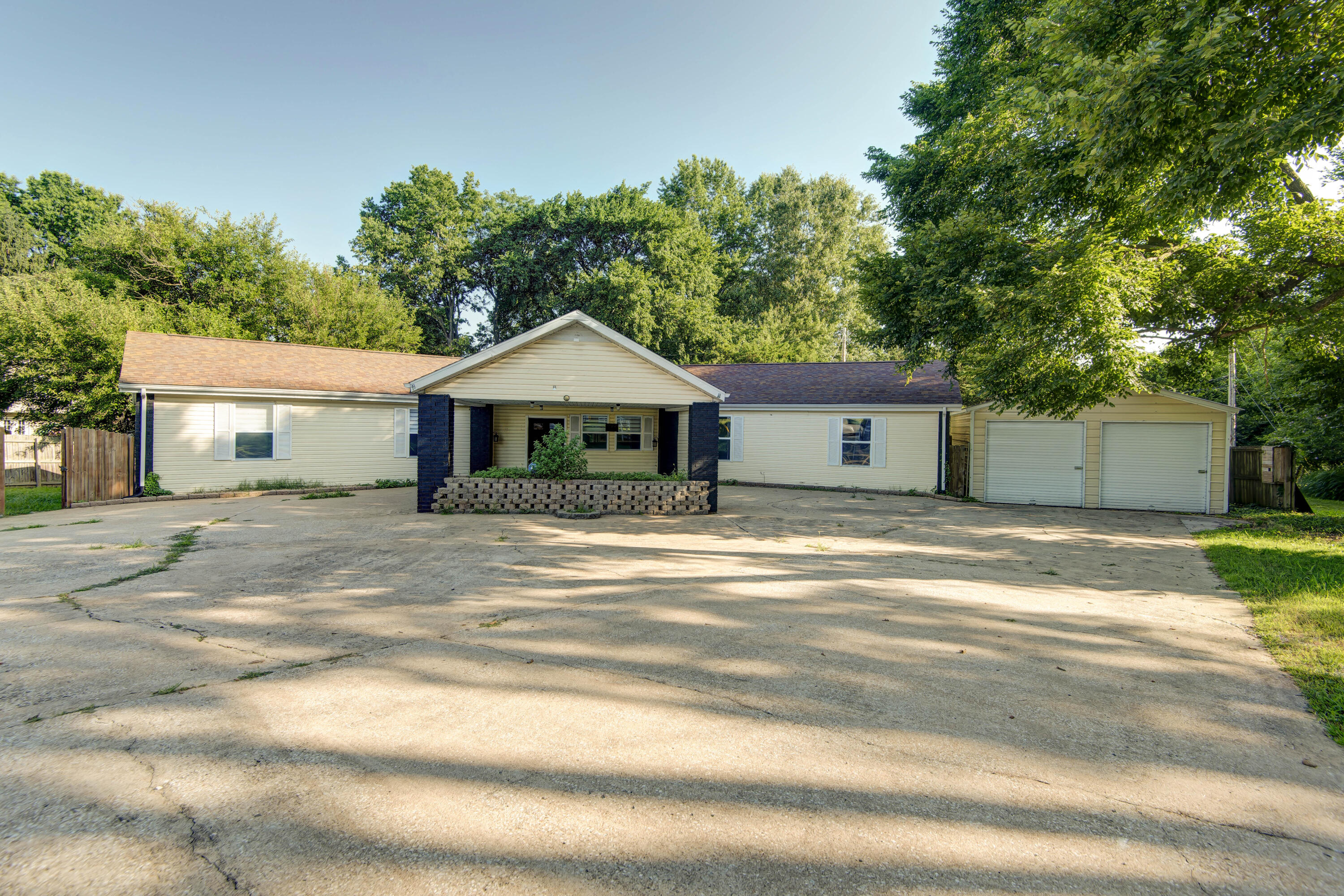 1565 E Briar Street, Springfield MO 65804