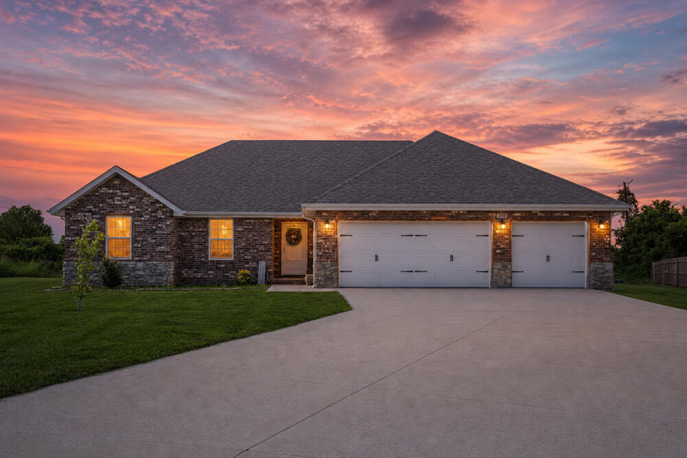 230 W Canterbury Lane, Willard MO 65781
