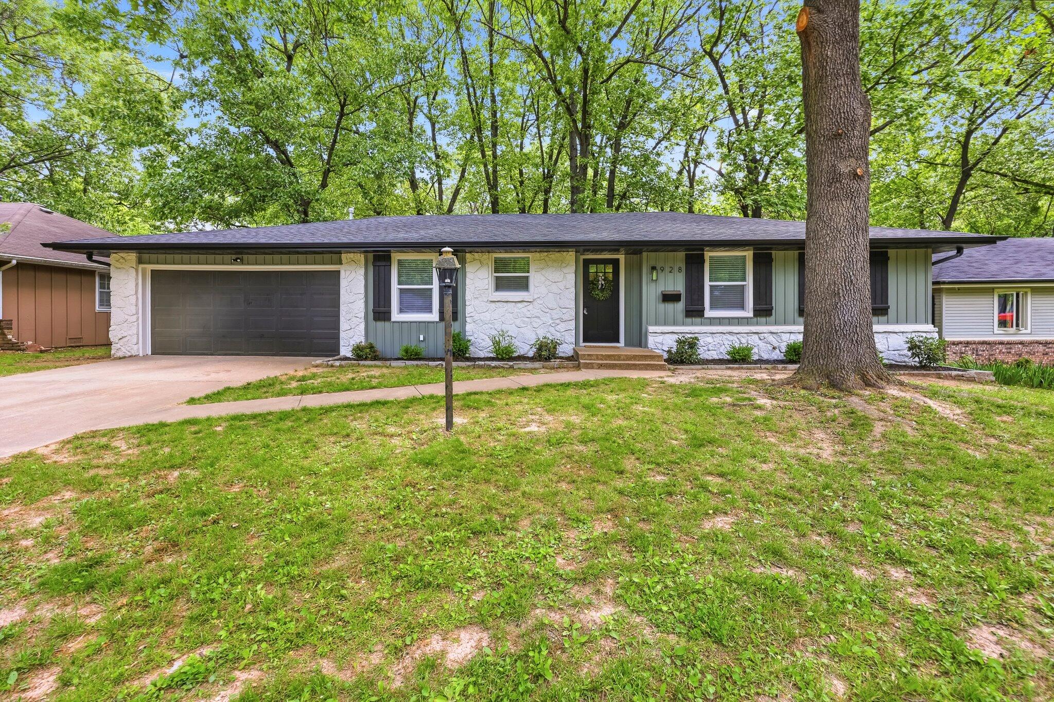 928 S Coach Light Avenue, Springfield MO 65802