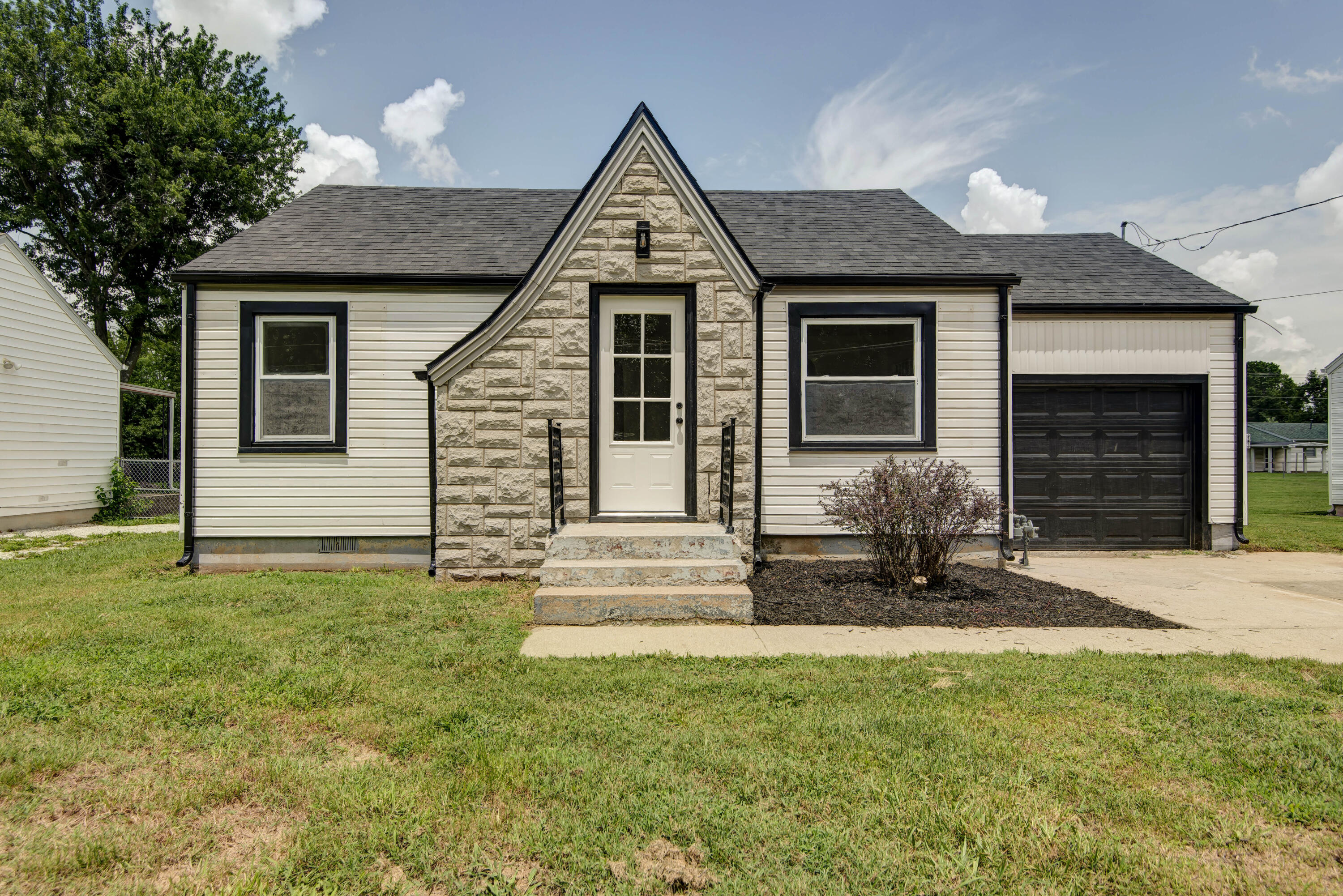 209 W State Street, Nixa MO 65714