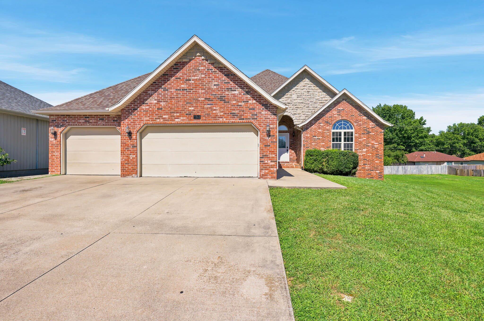 5561 S Pinehurst Avenue, Springfield MO 65810