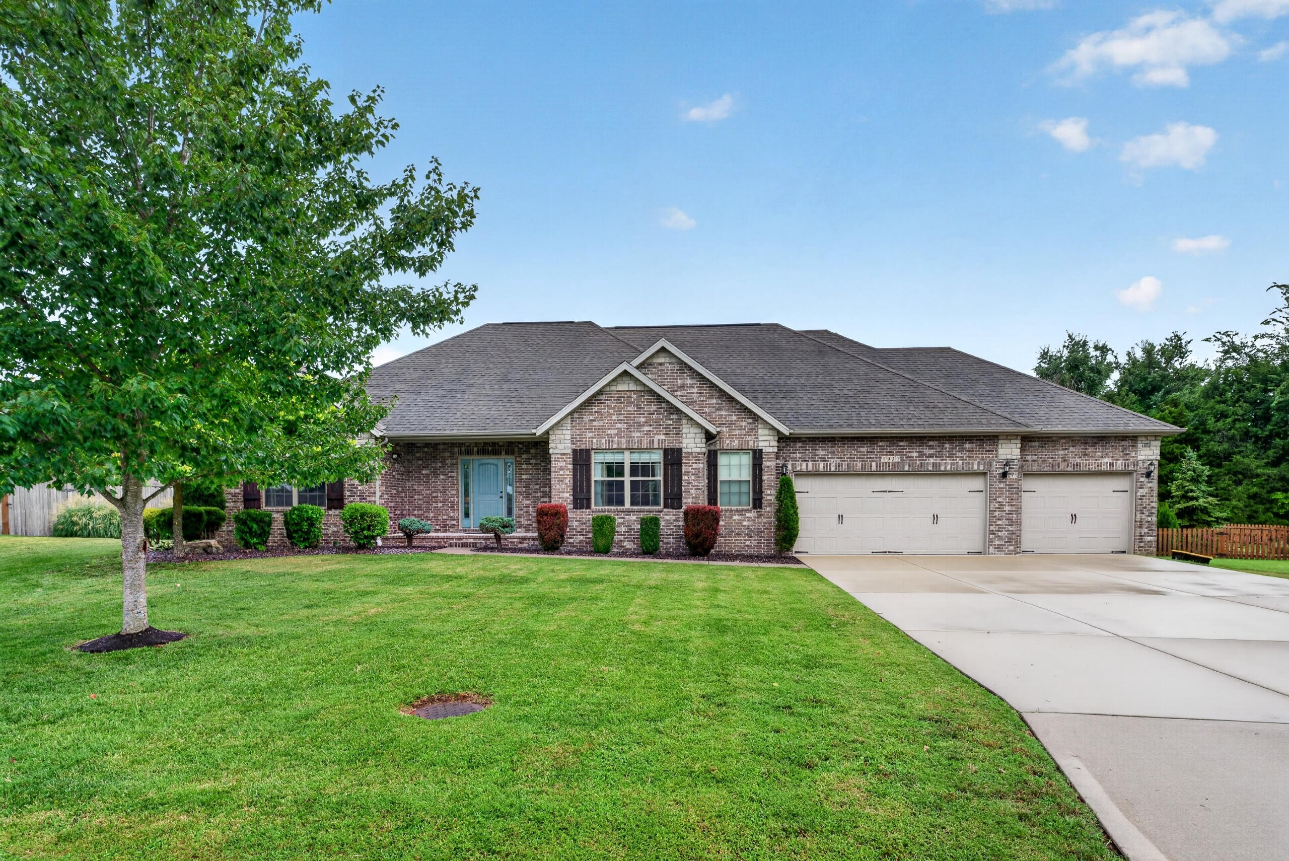 1930 N Pavilion Place, Strafford MO 65757