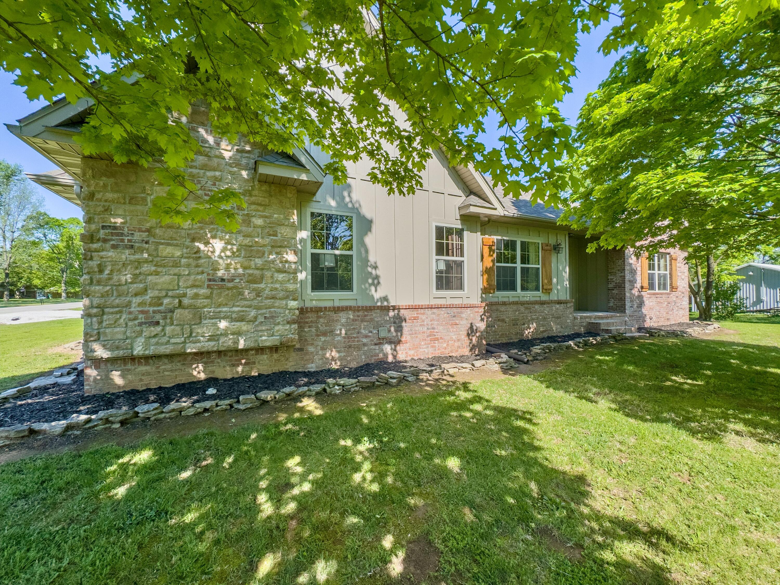 555 E Farm Road 84, Springfield MO 65803
