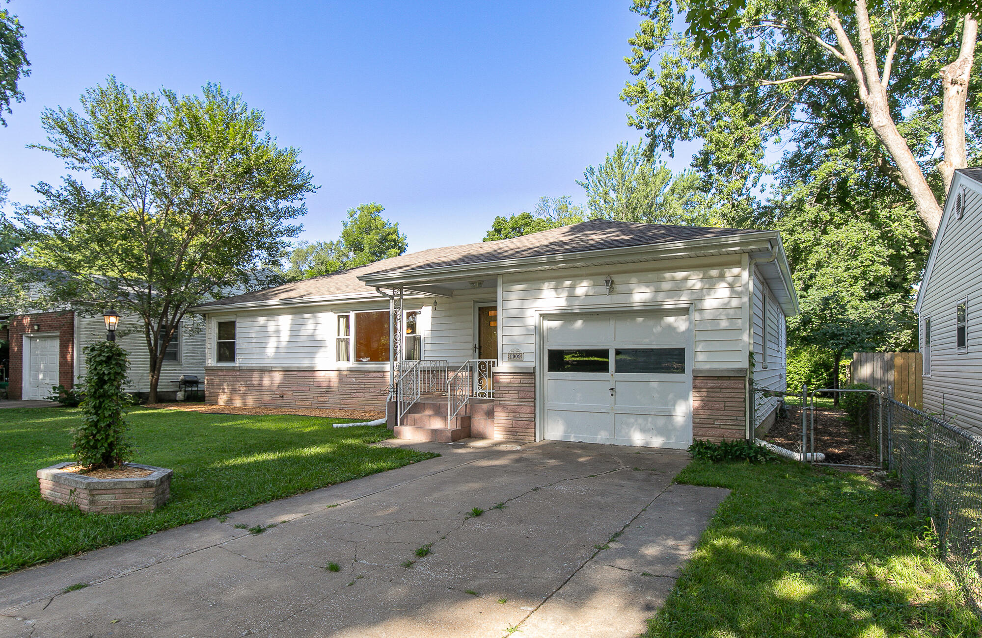 1909 S Pickwick Avenue, Springfield MO 65804