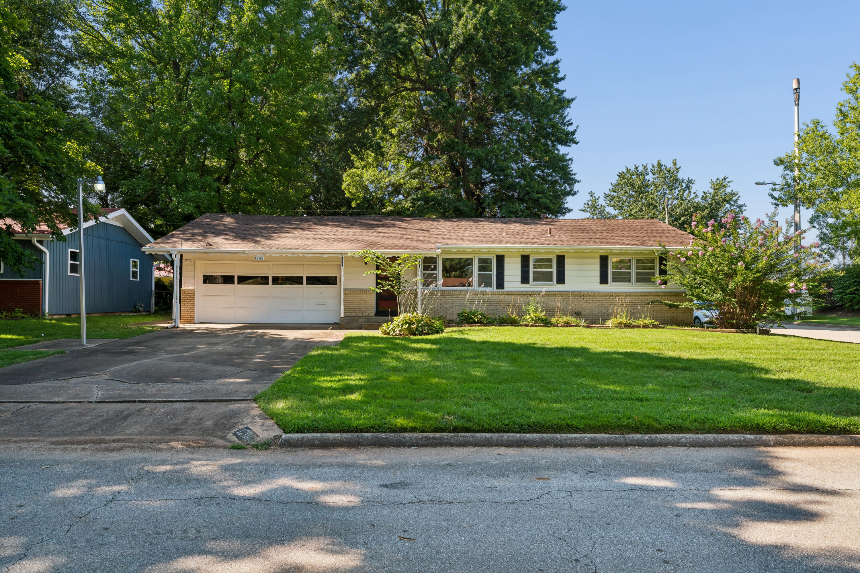 1206 E Rosebrier Street, Springfield MO 65804
