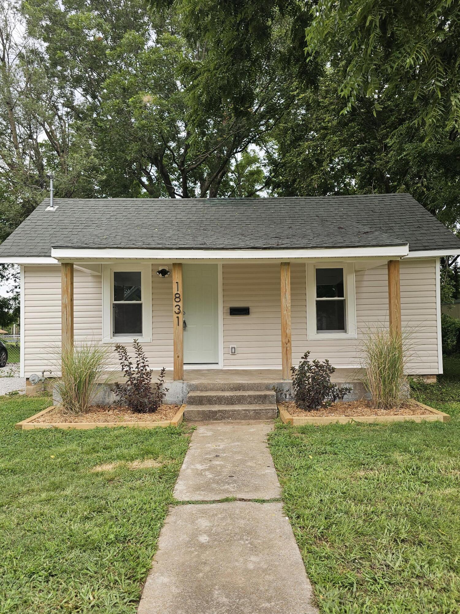 1831 W Chestnut Street, Springfield MO 65802