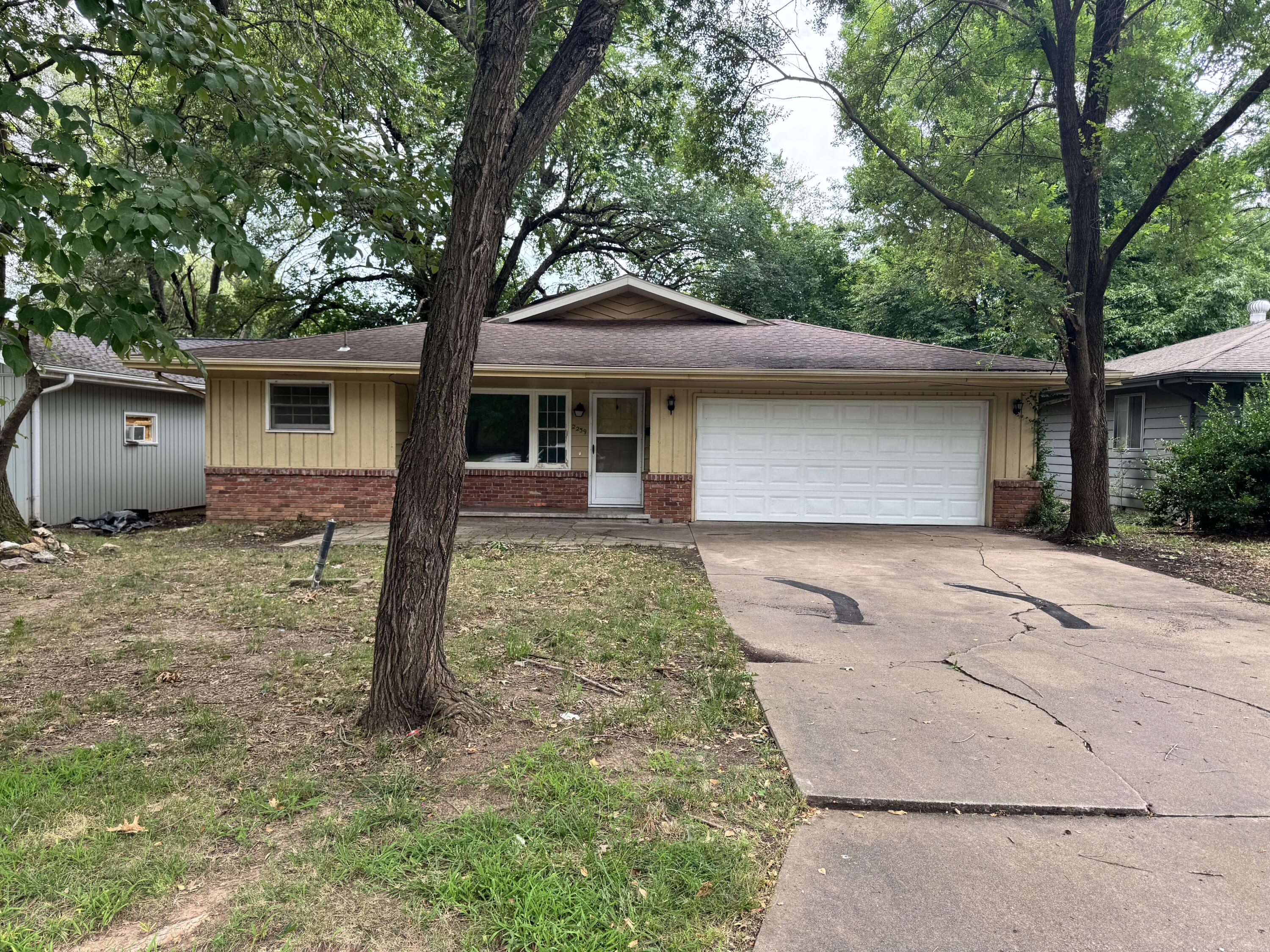 2239 S Pickwick Avenue, Springfield MO 65804
