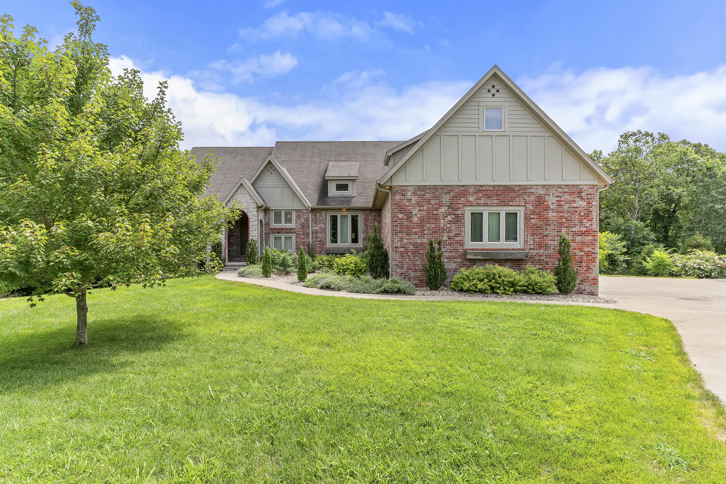 1944 W James River Drive, Nixa MO 65714
