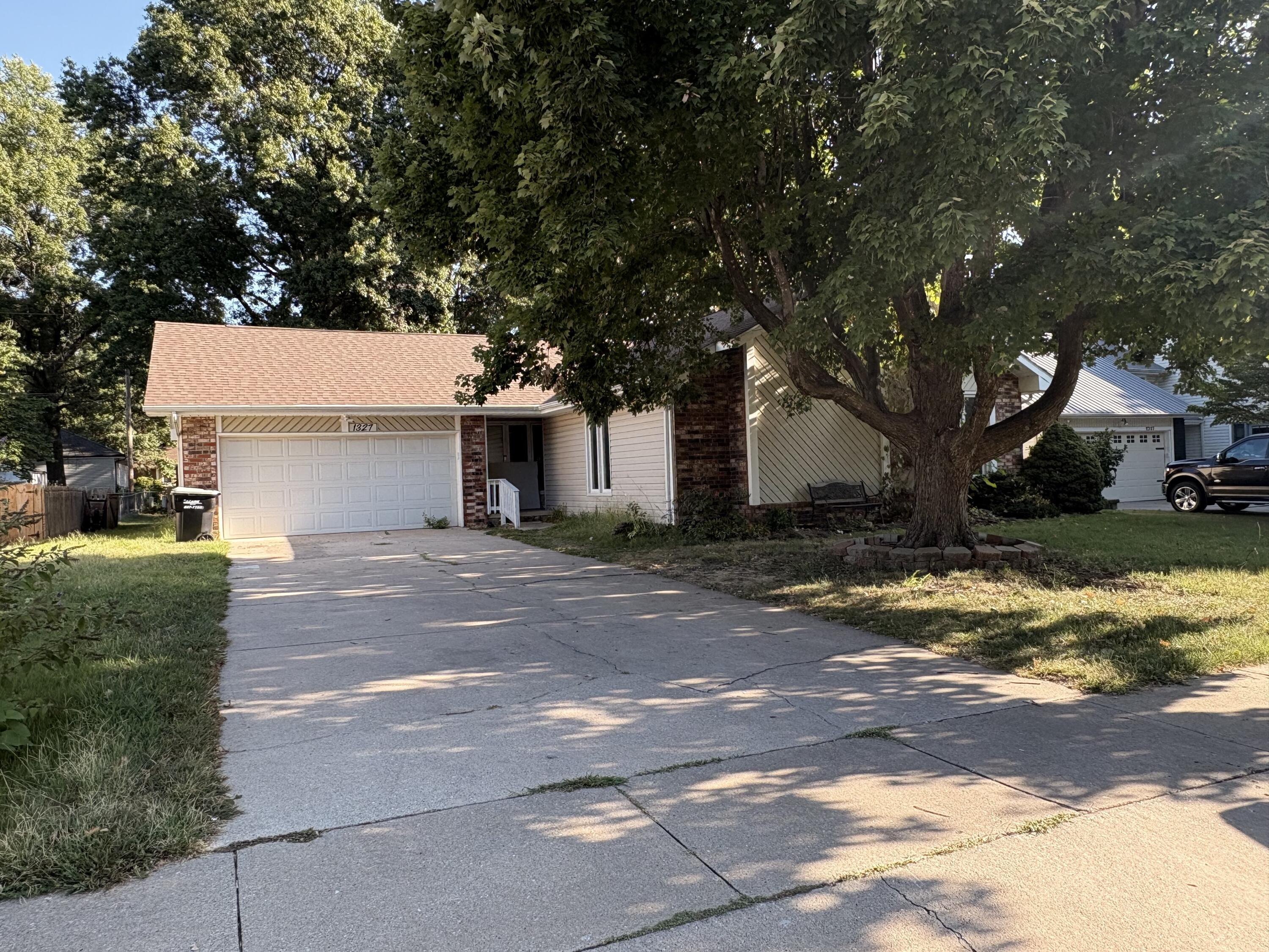 1327 W Riverside Street, Springfield MO 65807