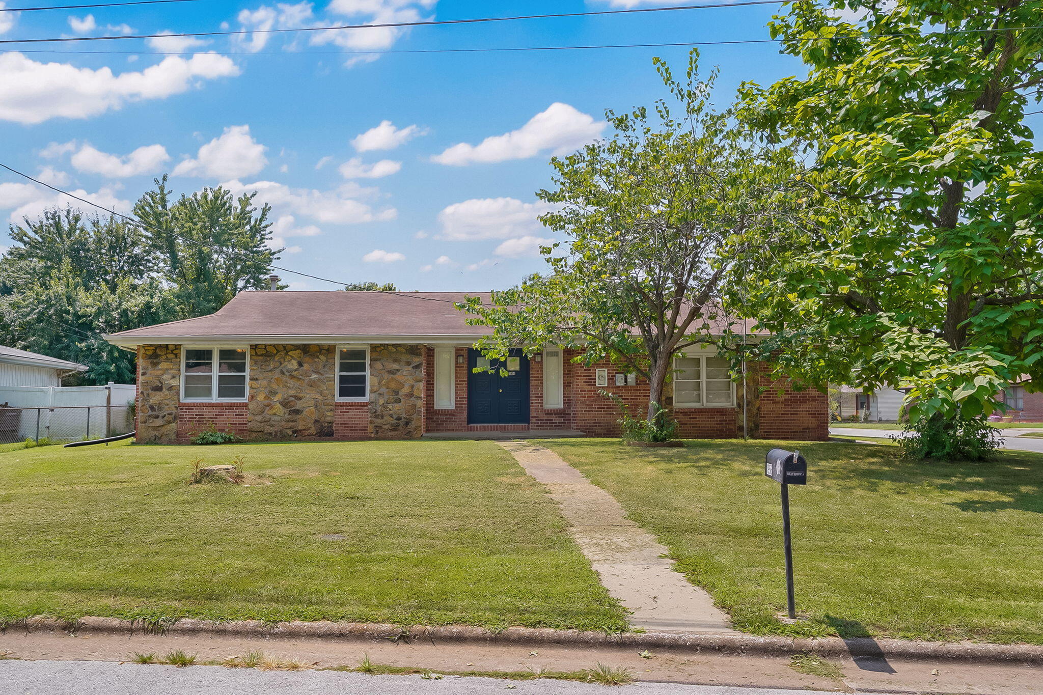 1956 E Greenview Street, Springfield MO 65803