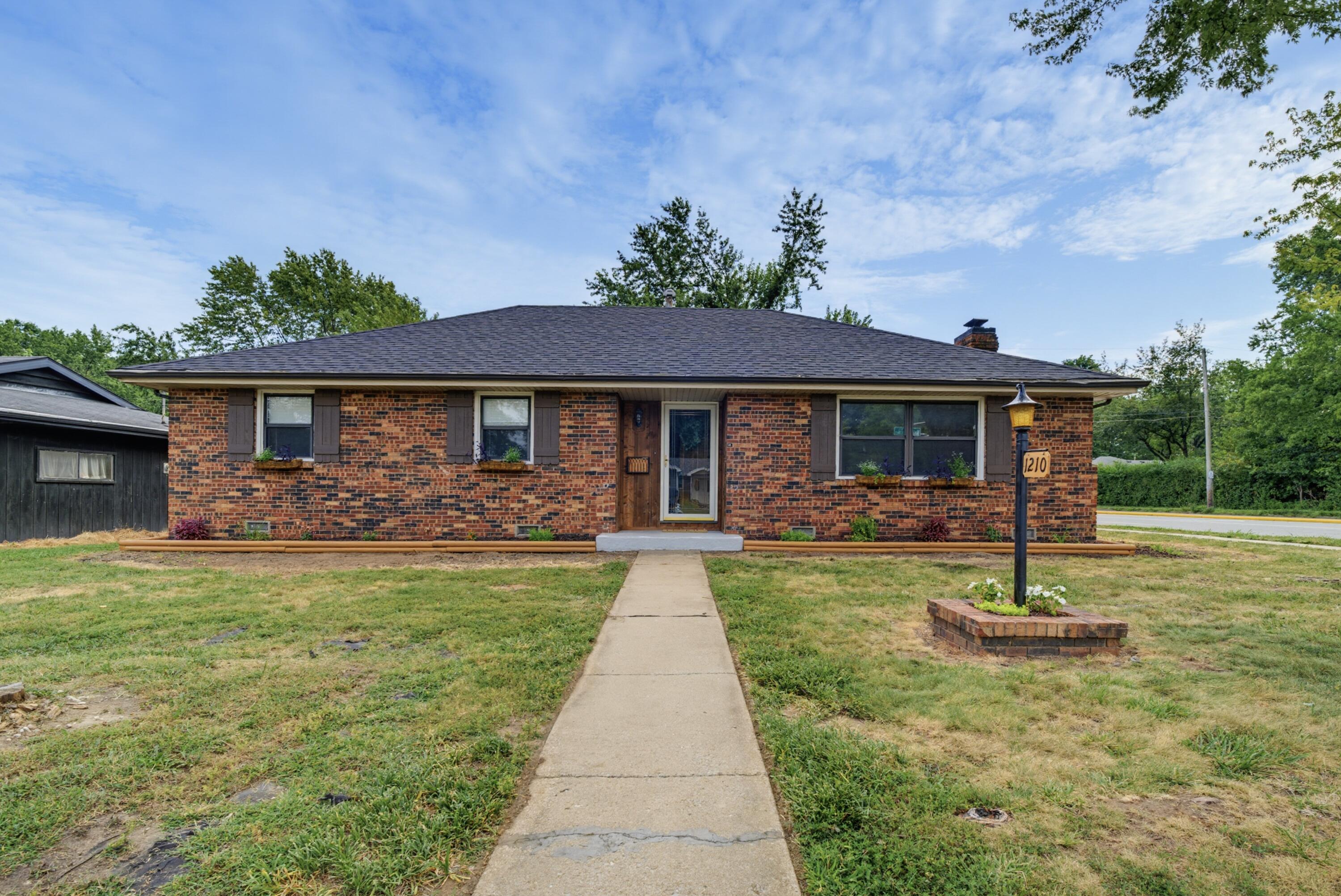 1210 E Woodland Street, Springfield MO 65804