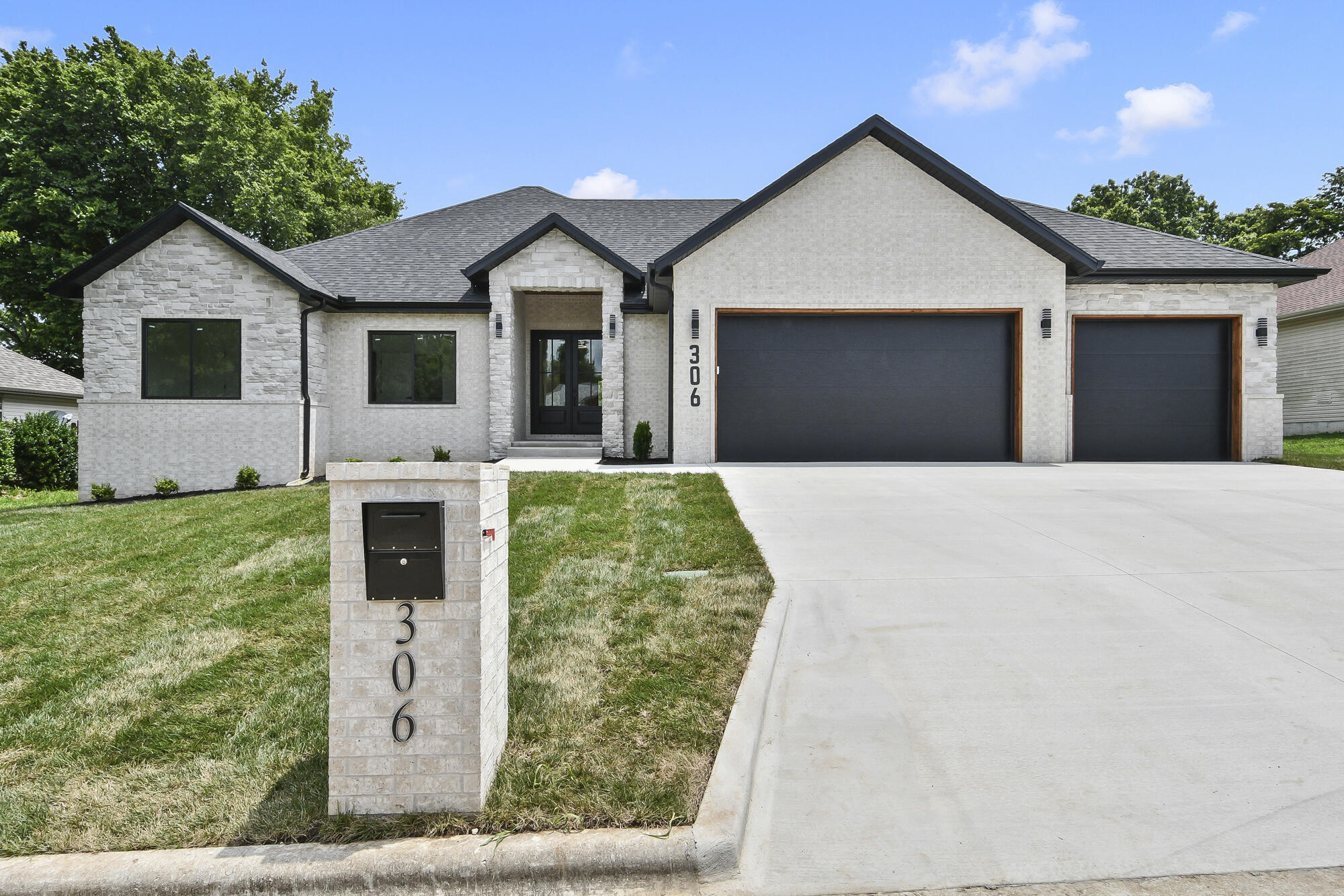 306 Park Cir, Sparta MO 65753
