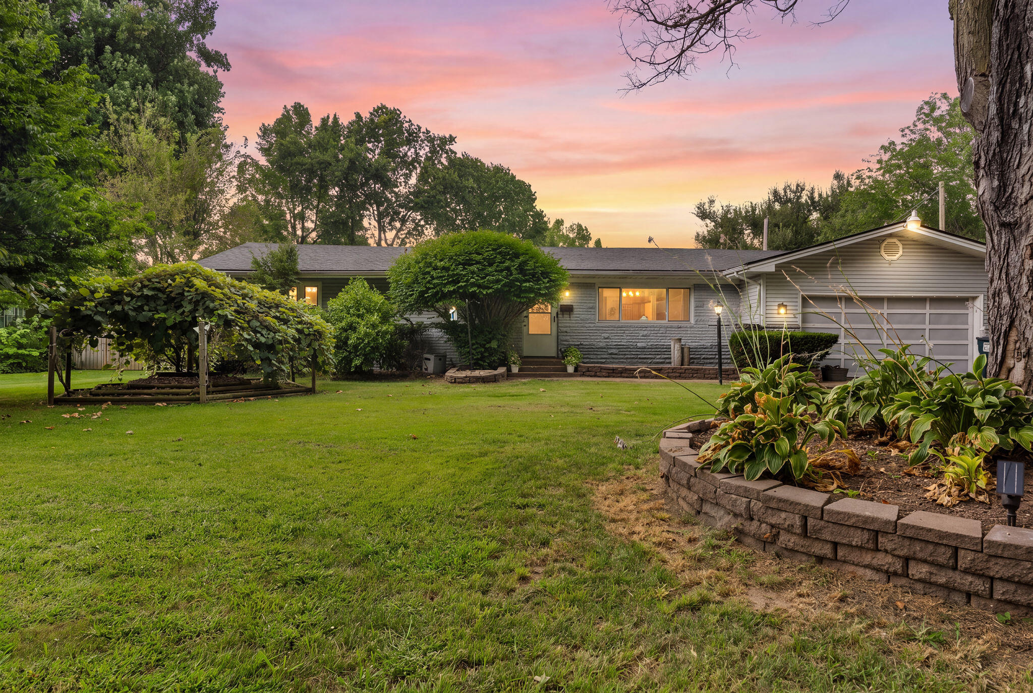 1953 S Meadowview Avenue, Springfield MO 65804