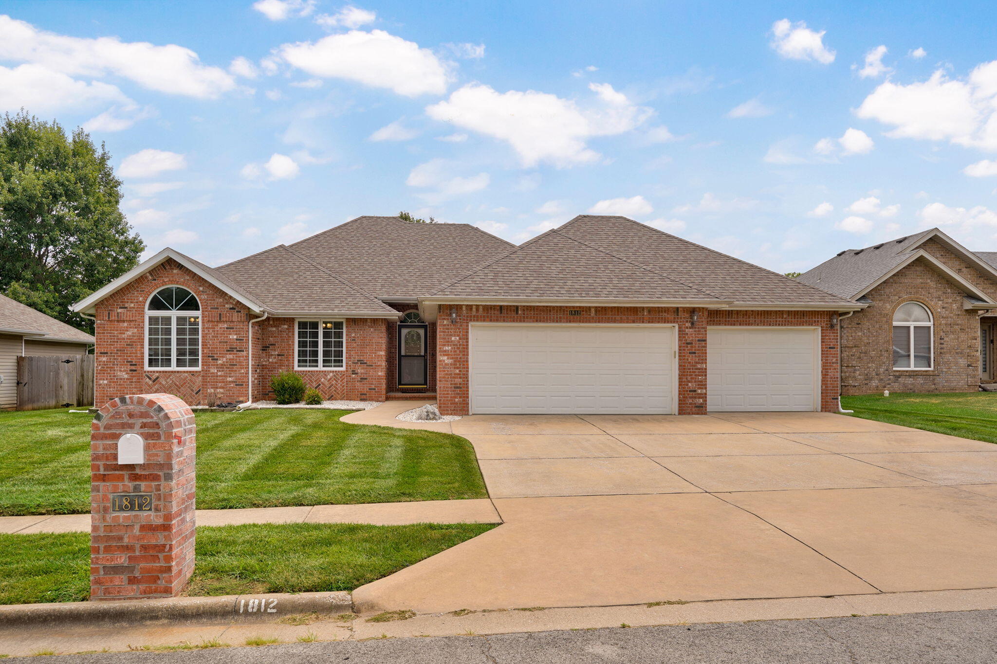 1812 W Village Lane, Springfield MO 65807