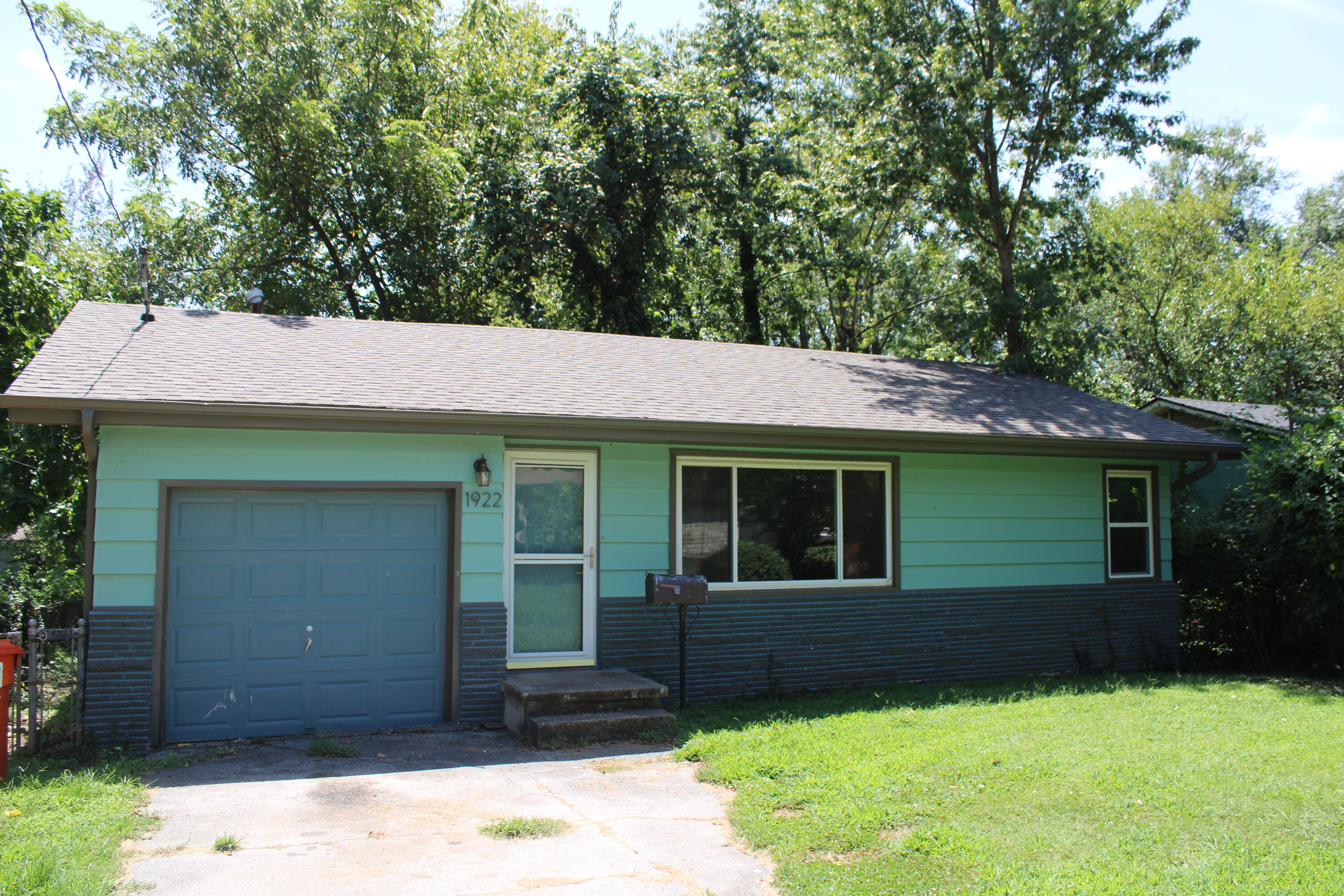 1922 W Water Street, Springfield MO 65802