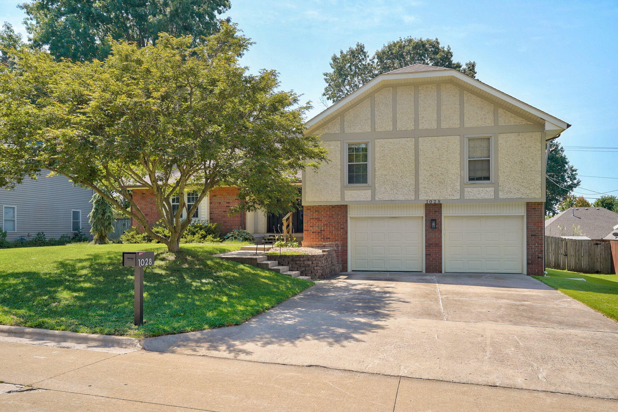 1028 E Manchester Drive, Springfield MO 65810