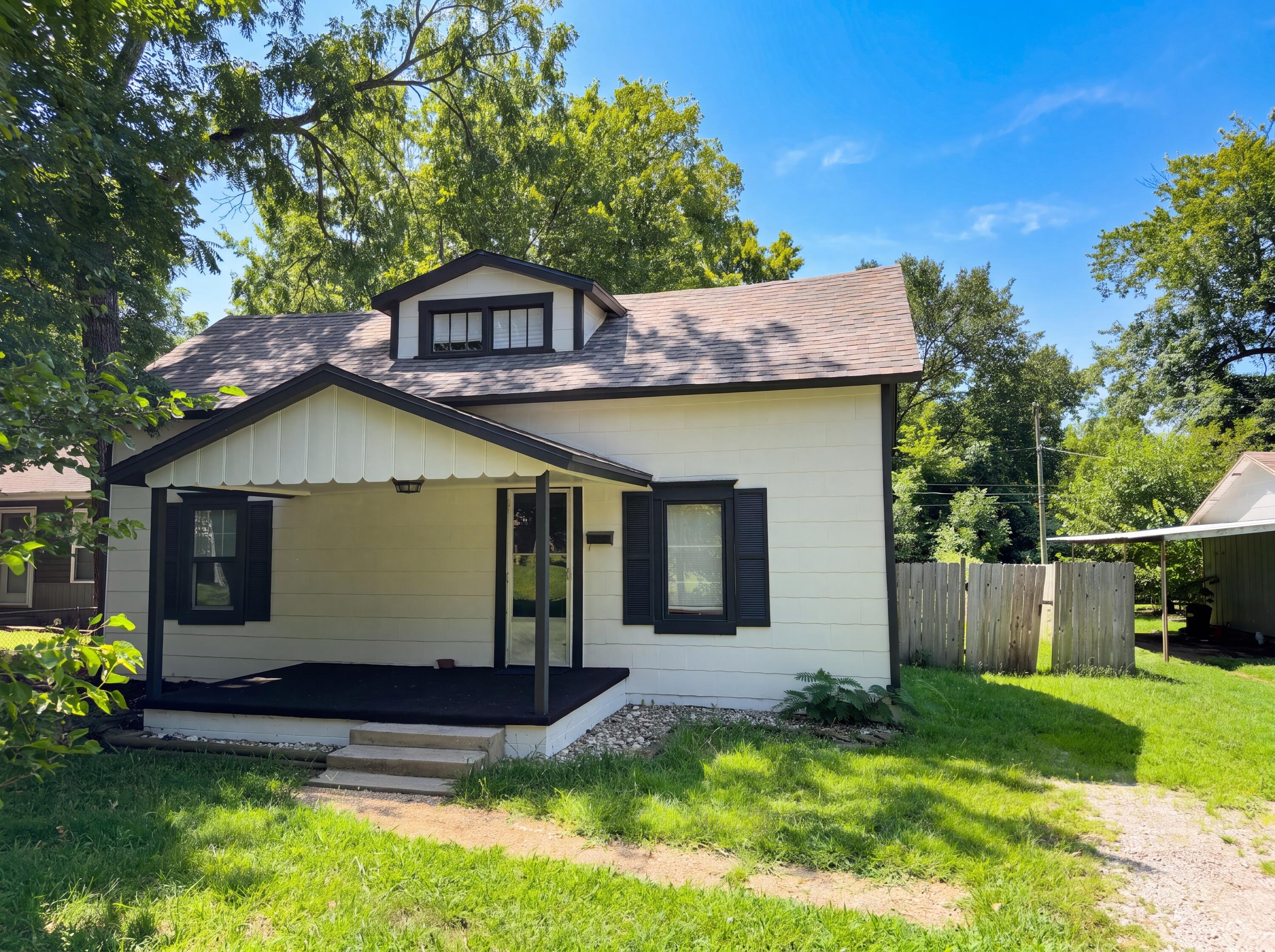 1446 E Whiteside Street, Springfield MO 65804