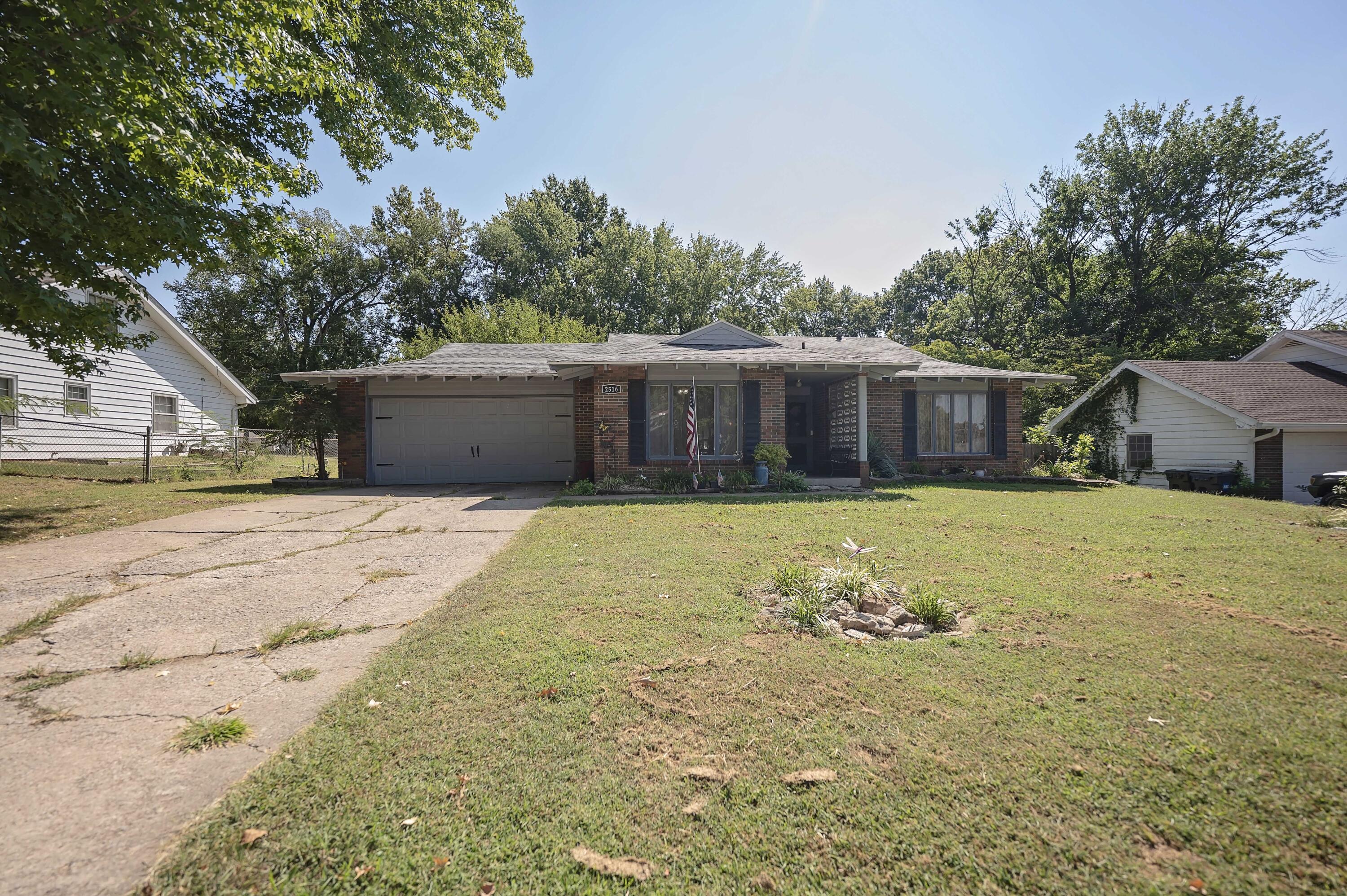 2516 S Weaver Avenue, Springfield MO 65807