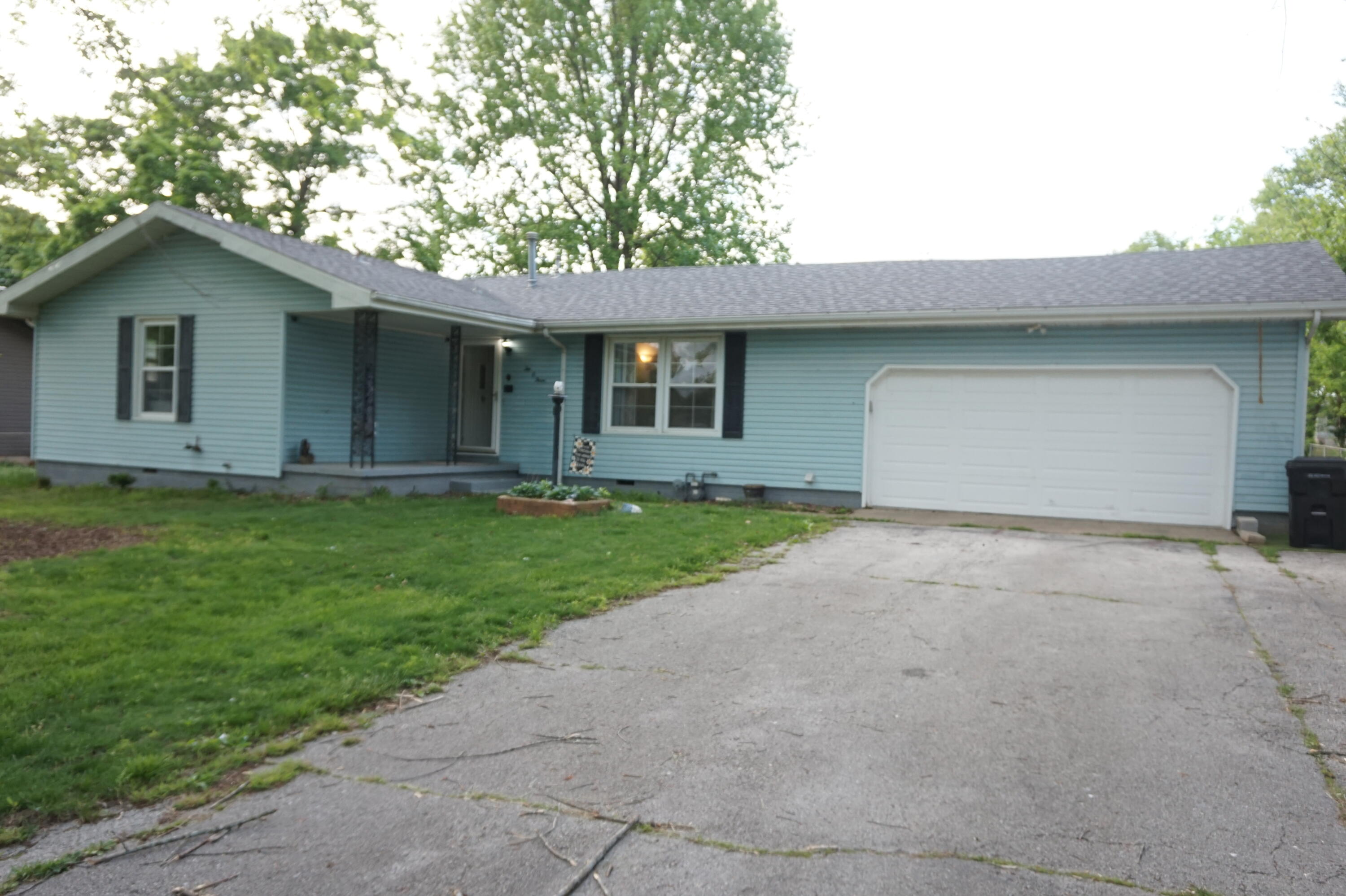 203 W King Drive, Willard MO 65781