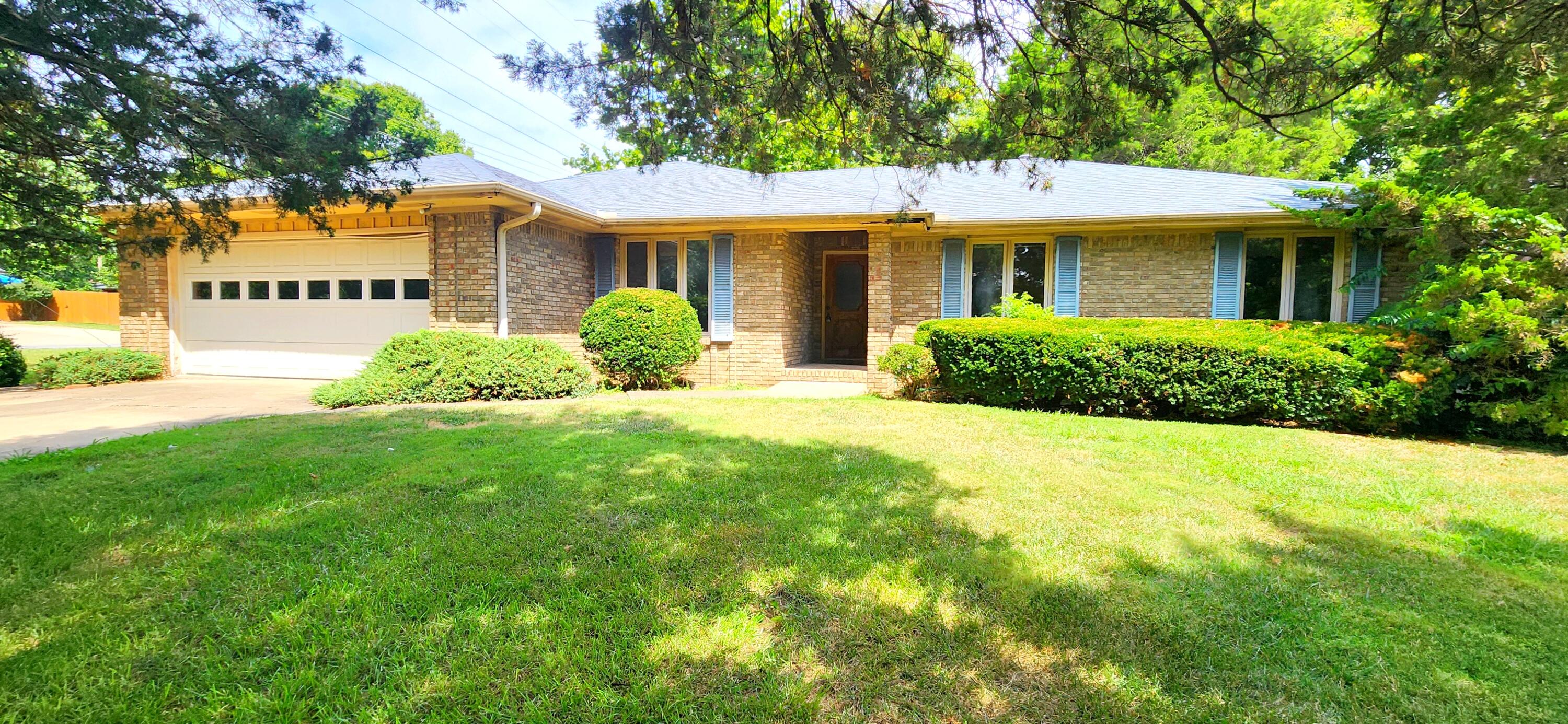 1811 E Holiday Street, Springfield MO 65804