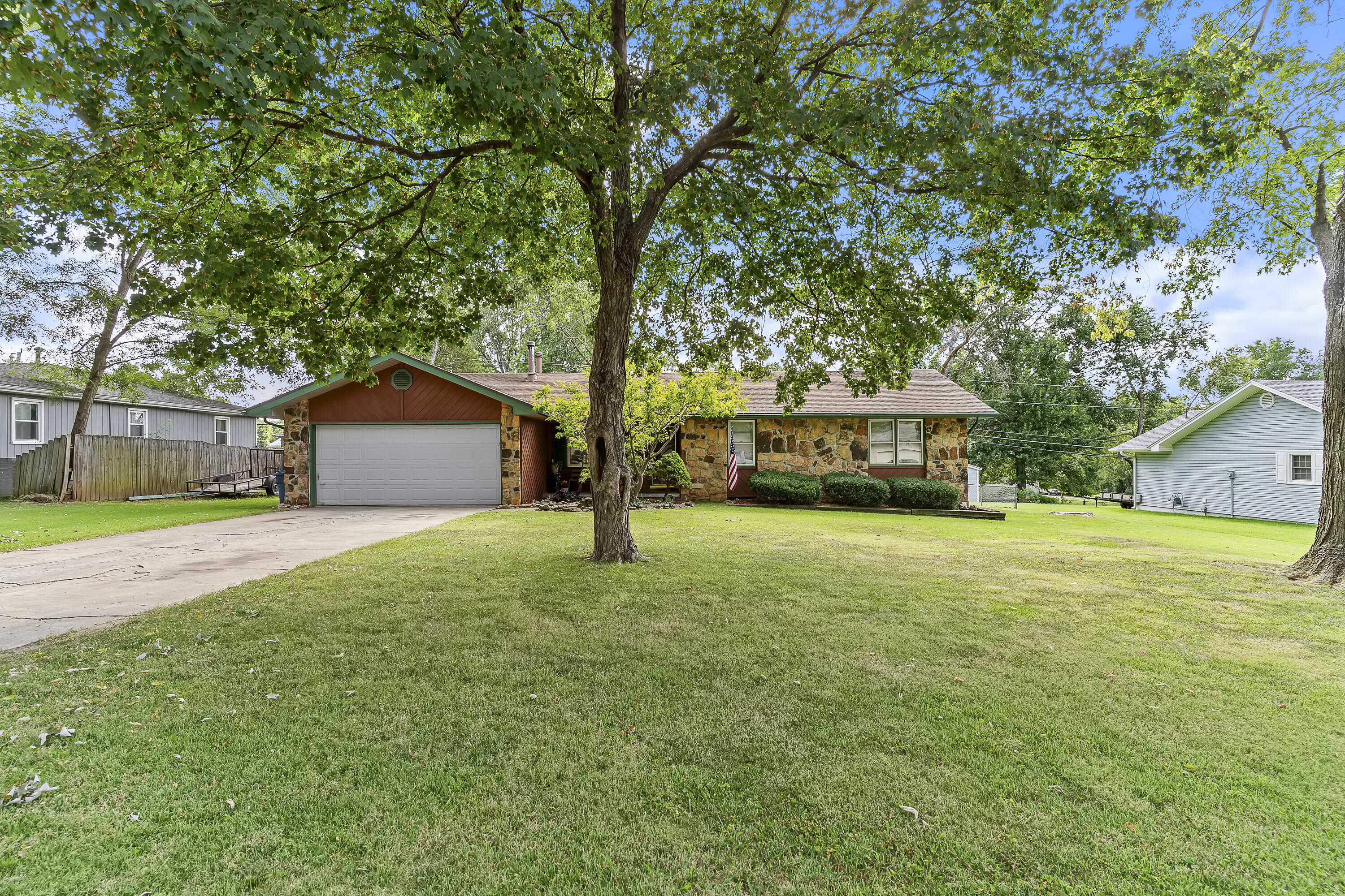 4650 S Holiday Avenue, Springfield MO 65810