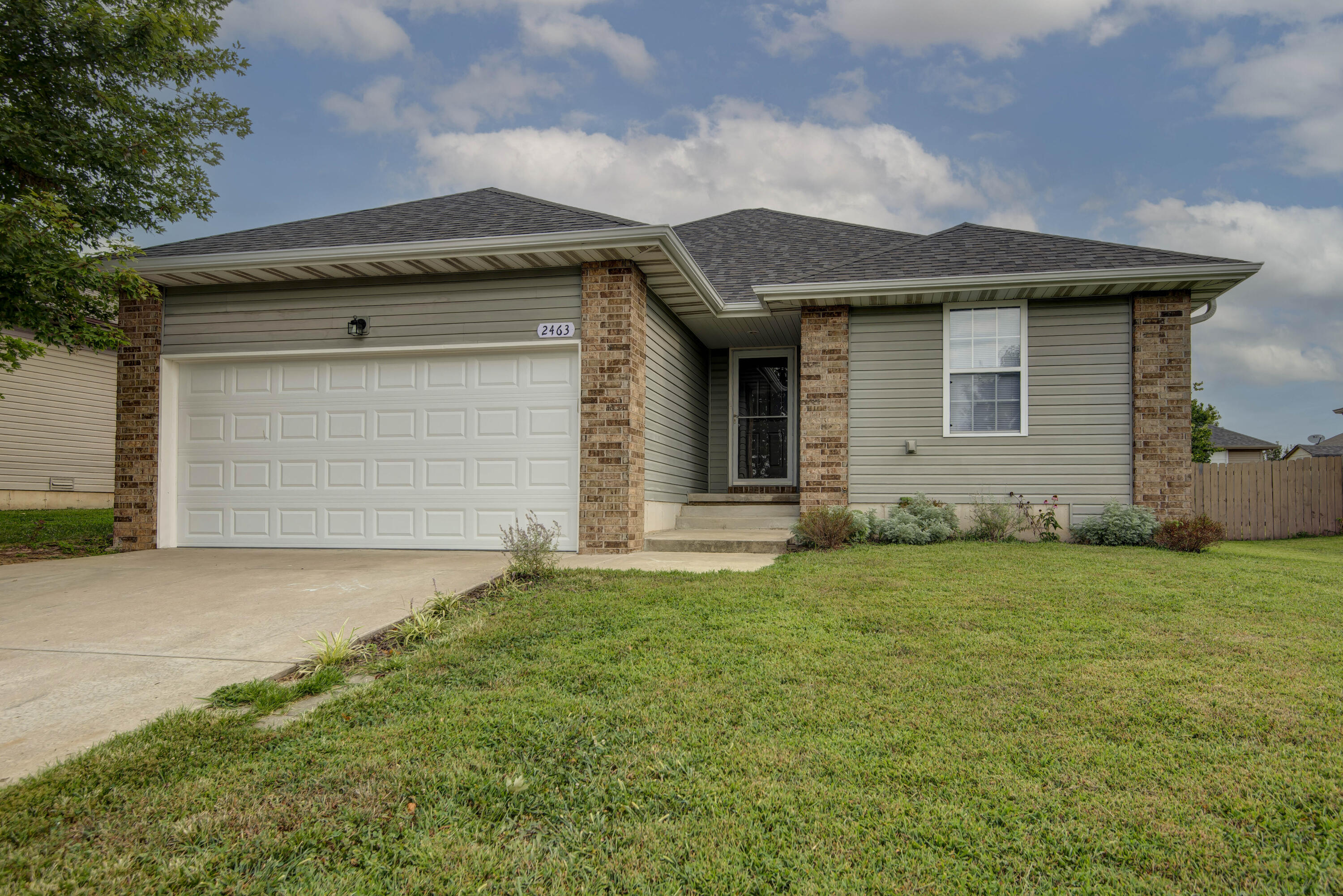 2463 W Cedar Creek Drive, Springfield MO 65803