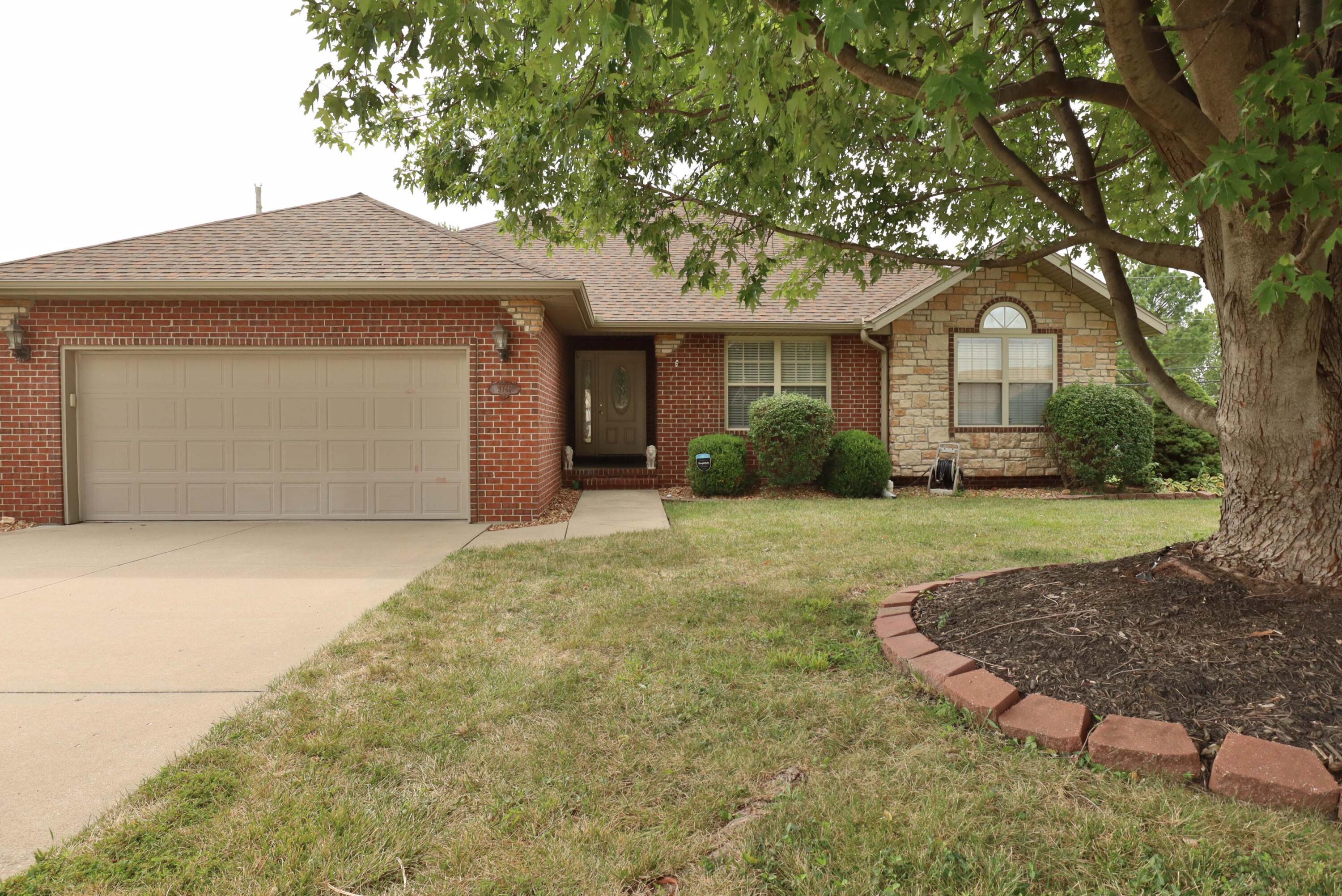 3741 N Oak Point Avenue, Springfield MO 65803