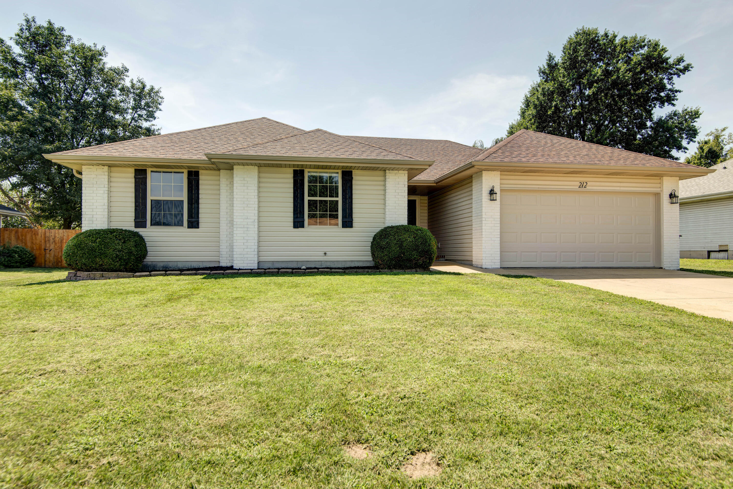 212 E Robin Road, Clever MO 65631