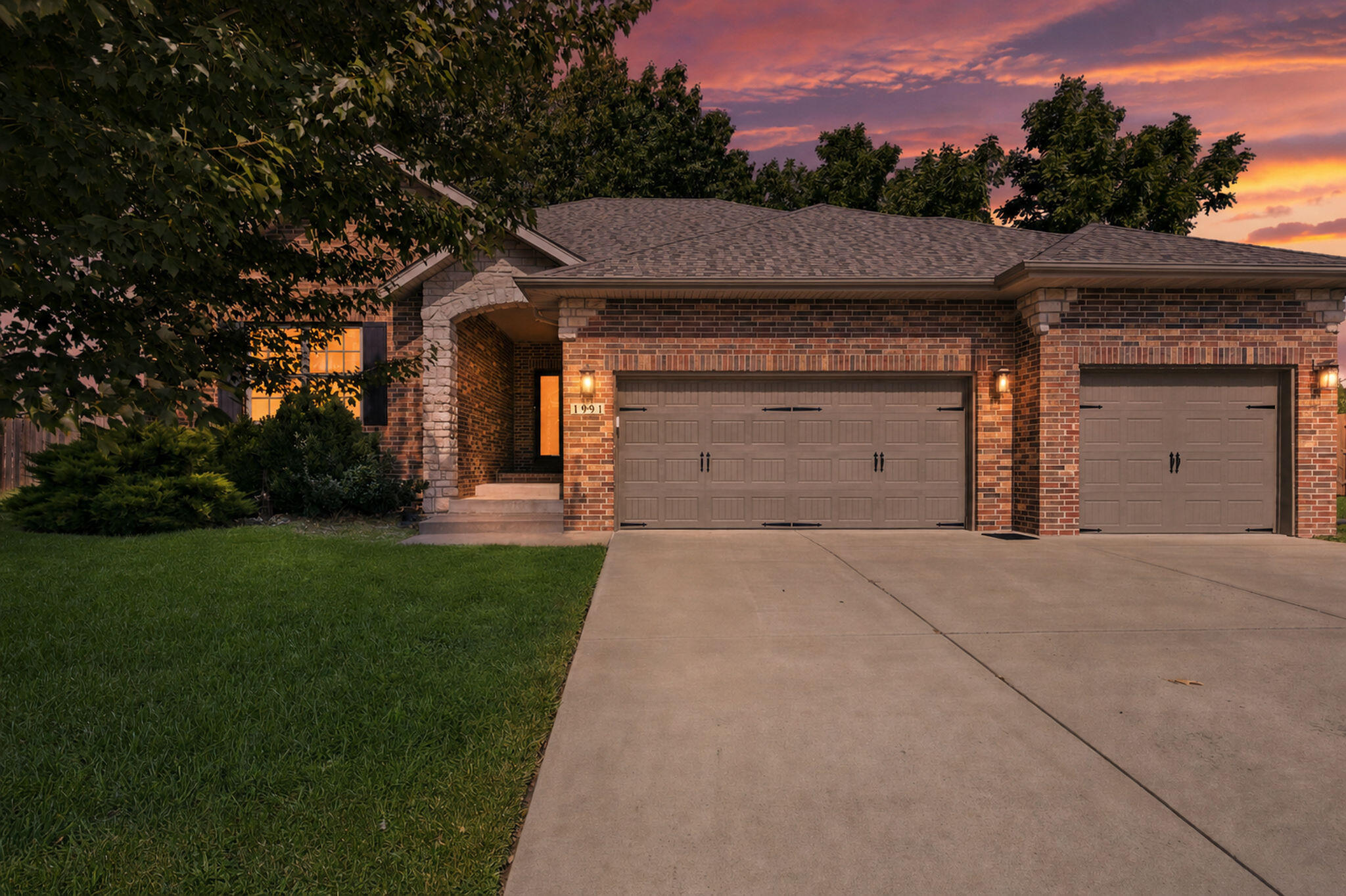 1991 N Parkway Place, Strafford MO 65757