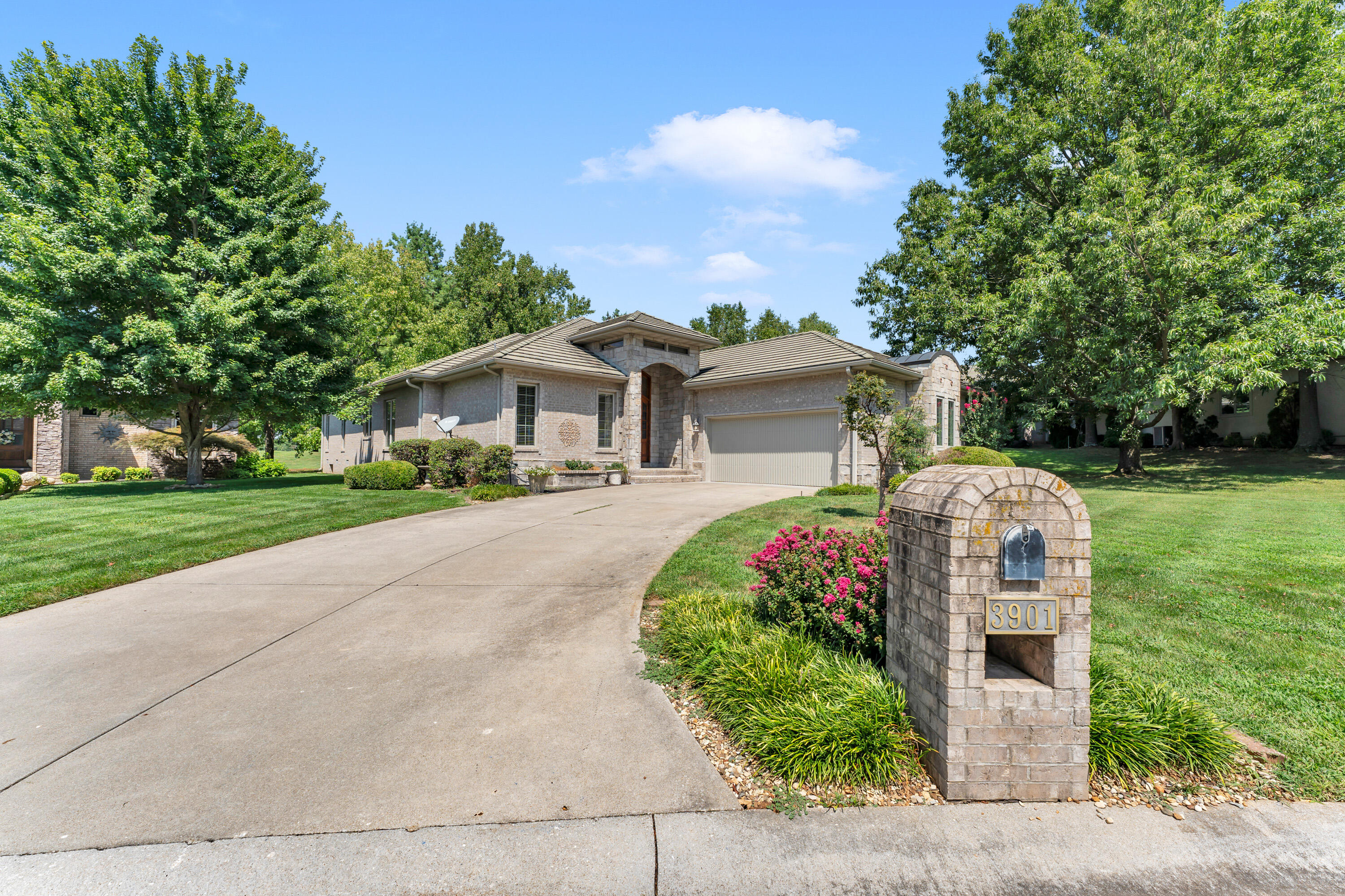 3901 E Villa Way, Springfield MO 65809