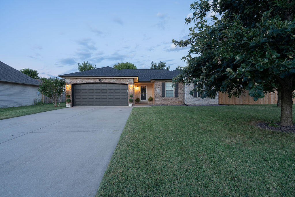 916 N Evergreen Avenue, Republic MO 65738