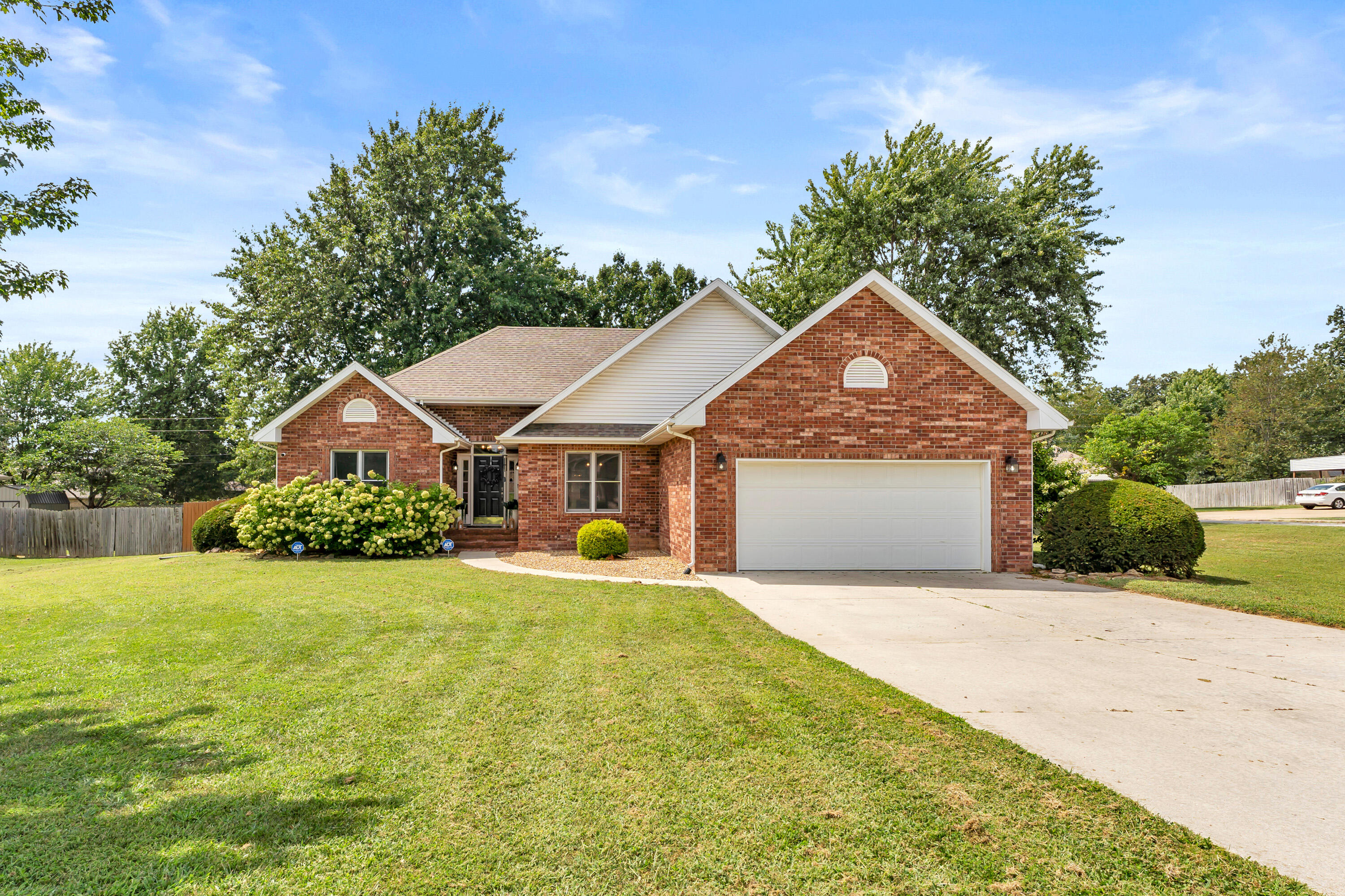 211 S Oak Grove Street, Marshfield MO 65706