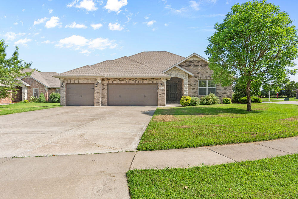 1935 N Pavilion Place, Strafford MO 65757