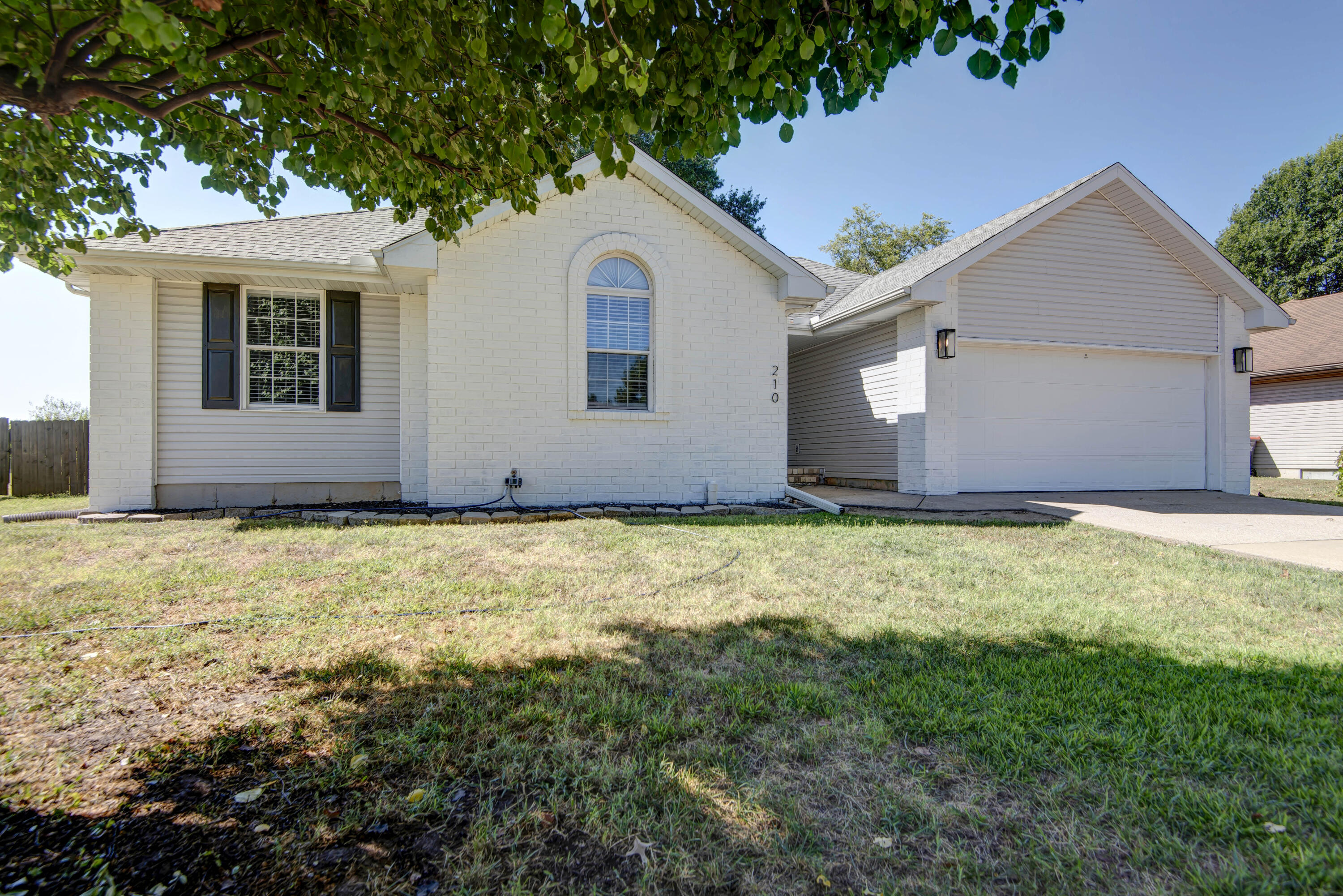 210 E Robin Road, Clever MO 65631
