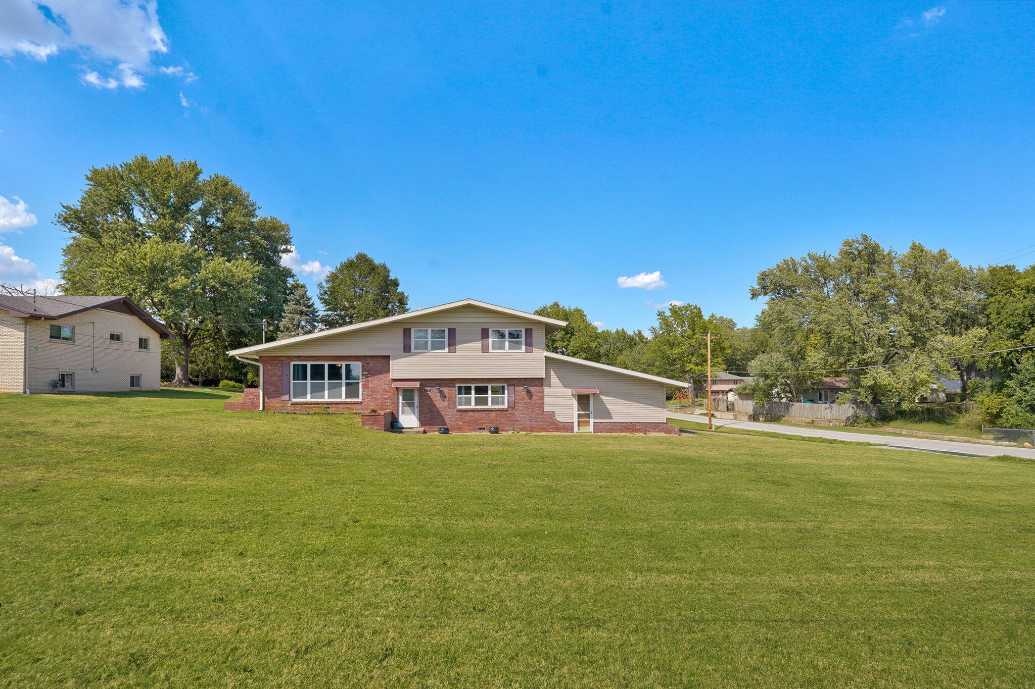 1757 E Mcclernon Street, Springfield MO 65803